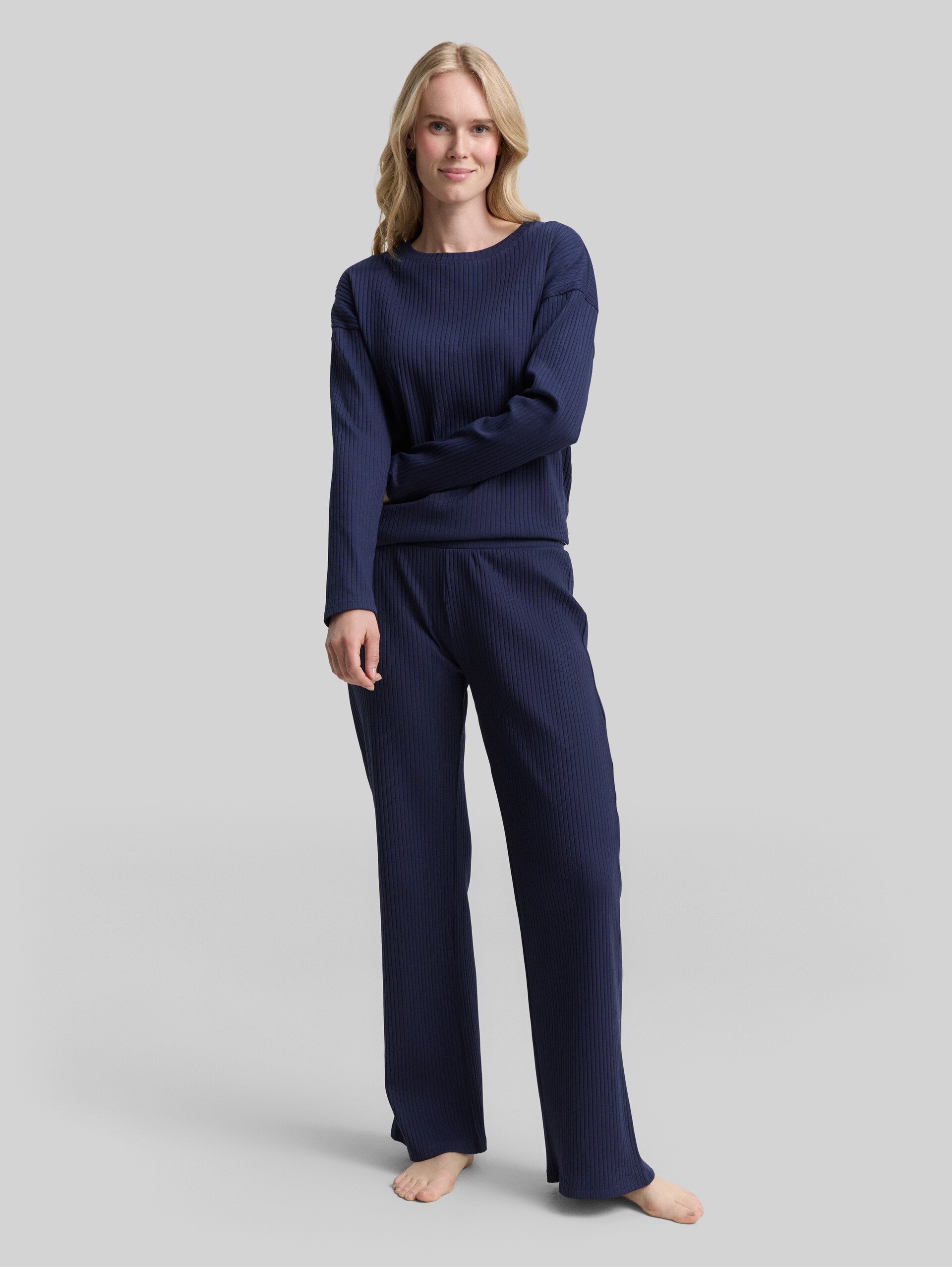 Basic Pyjama-Set - blue-medium-solid - seitliche Model-Ansicht