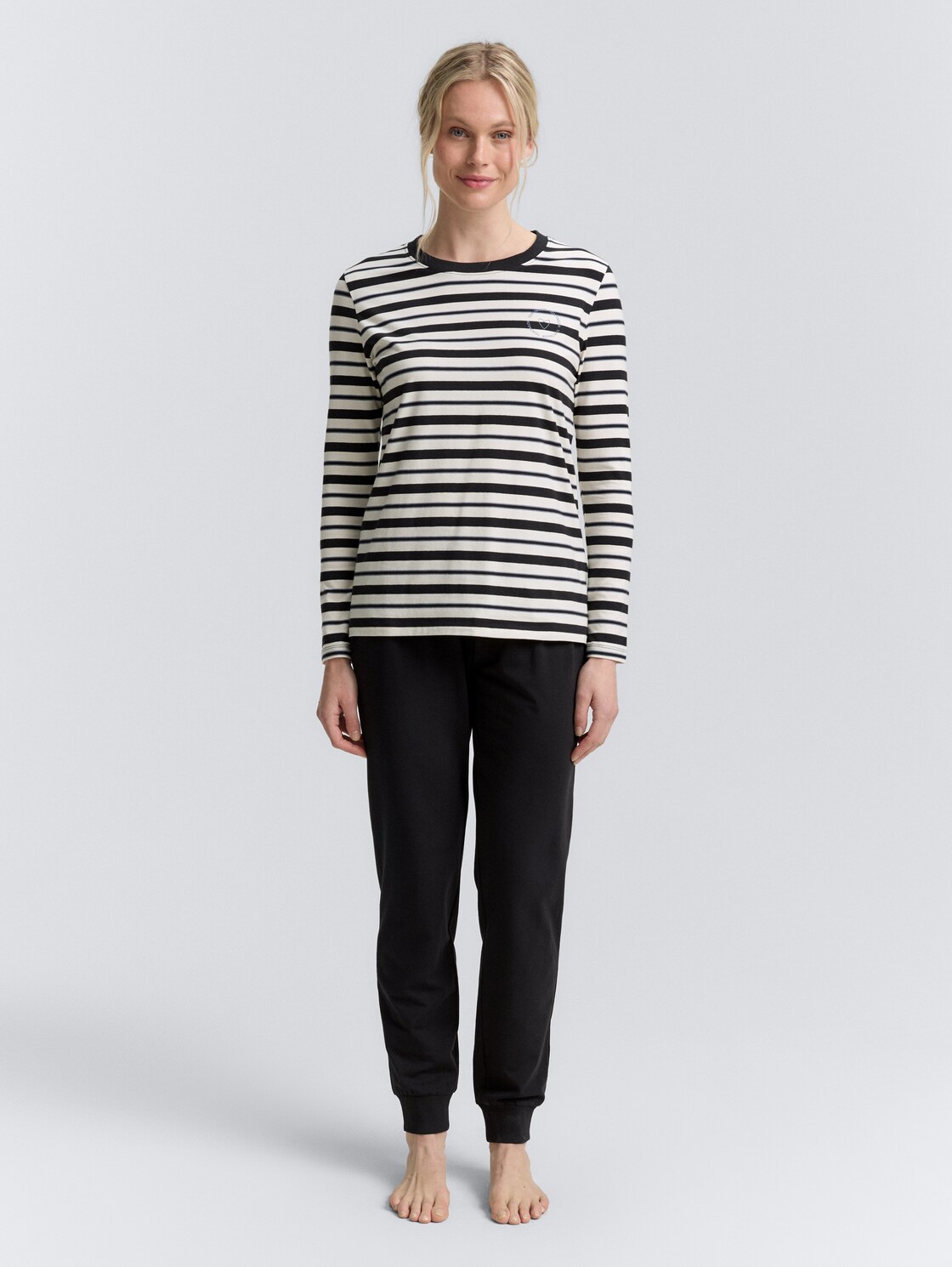 Pyjama-Set mit Streifenmuster - grey-dark-horizontal stripe - Model-Vorderansicht