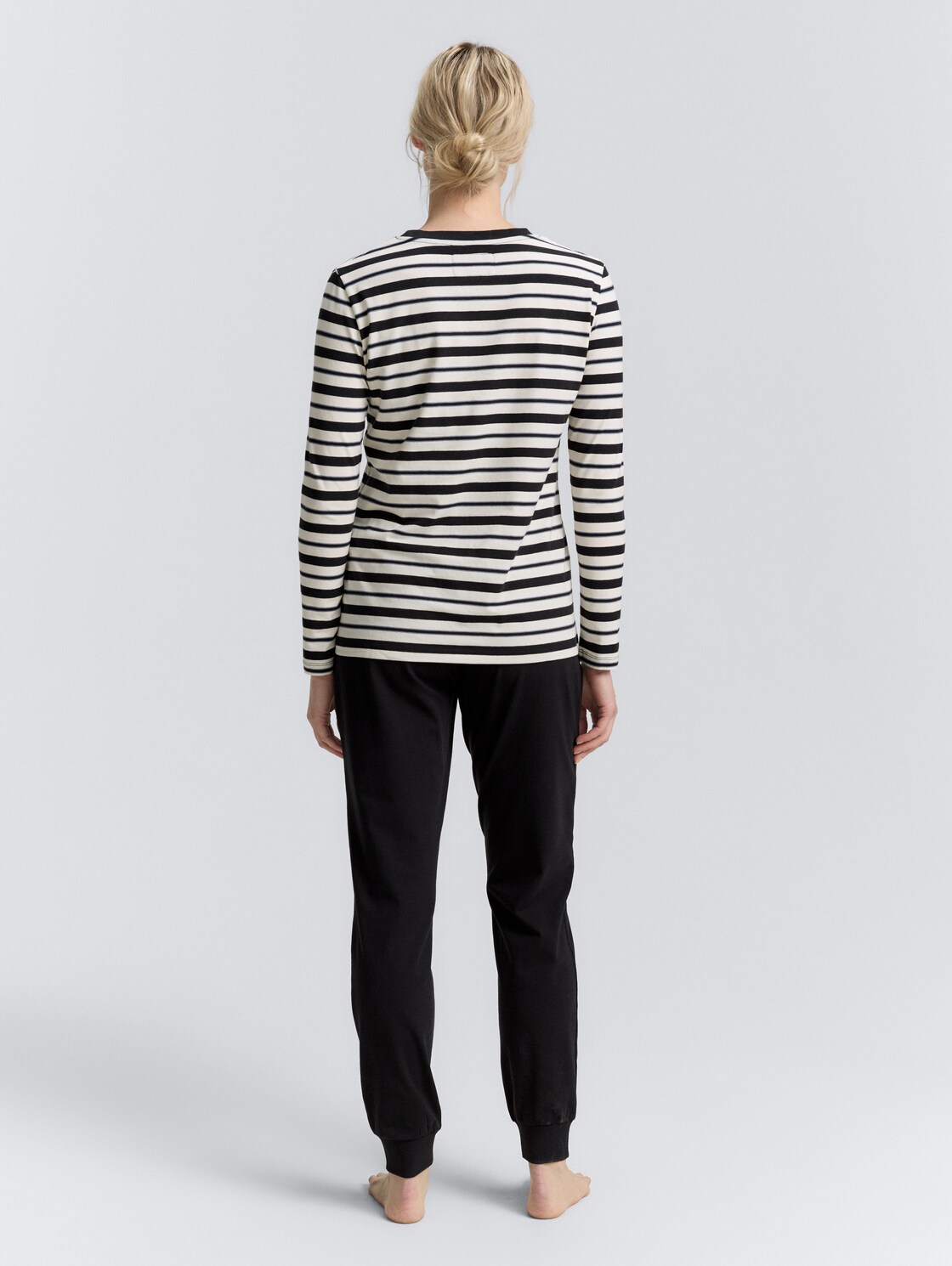 Pyjama-Set mit Streifenmuster - grey-dark-horizontal stripe - Model-Rückansicht