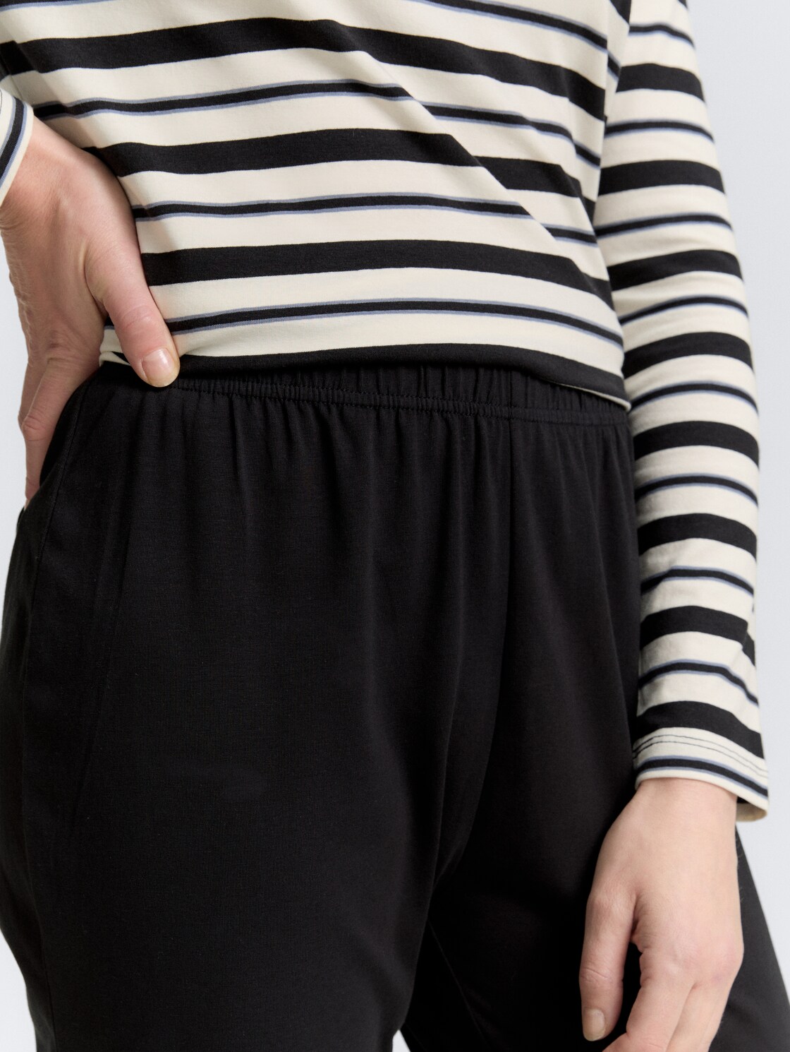 Pyjama-Set mit Streifenmuster - grey-dark-horizontal stripe - Detail-Model-Ansicht