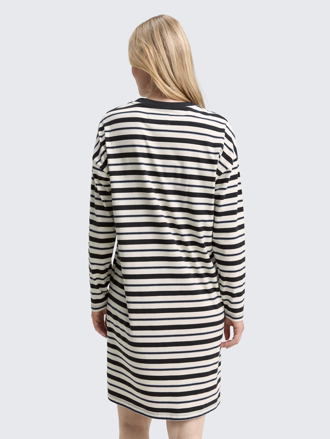 Gestreiftes Nachthemd - grey-dark-horizontal stripe - Model-Rückansicht