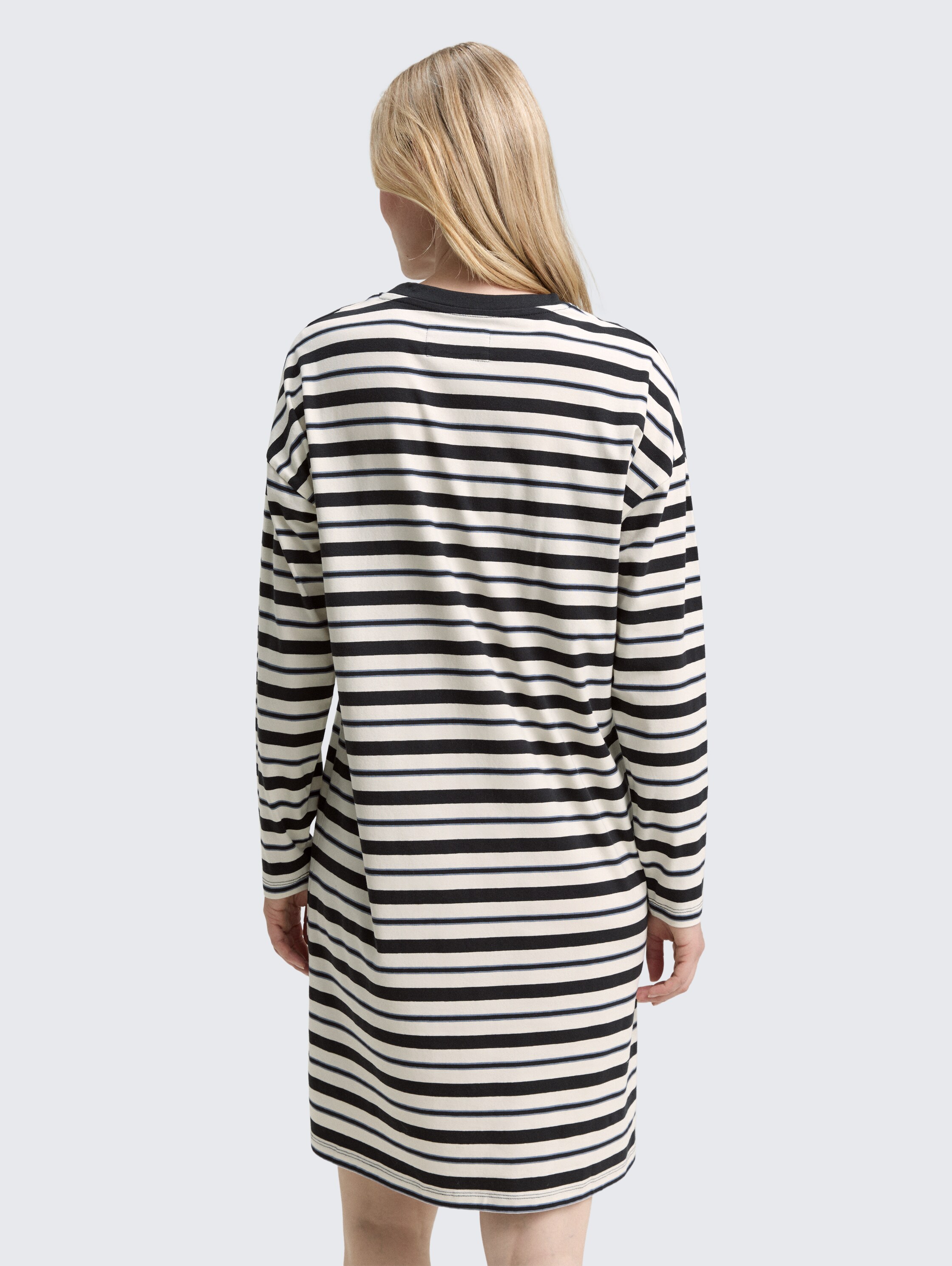 Gestreiftes Nachthemd - grey-dark-horizontal stripe - Model-Rückansicht