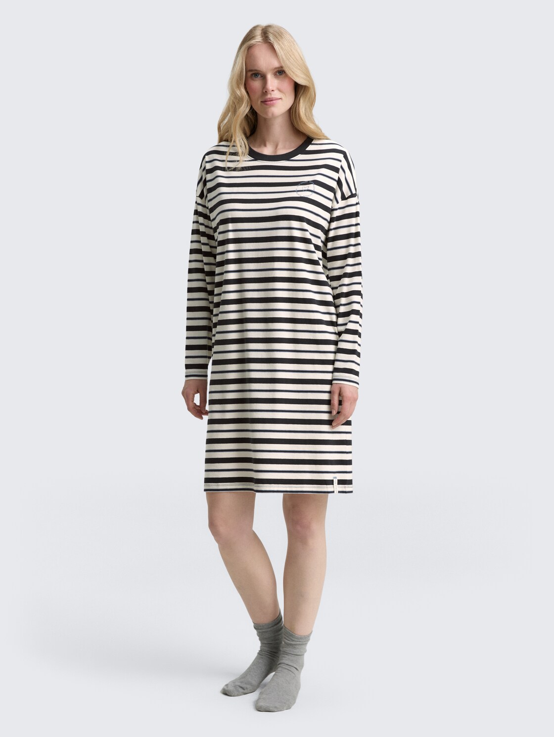 Gestreiftes Nachthemd - grey-dark-horizontal stripe - seitliche Model-Ansicht