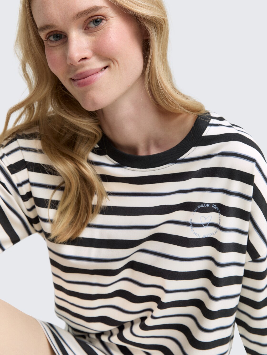 Gestreiftes Nachthemd - grey-dark-horizontal stripe - Detail-Model-Ansicht