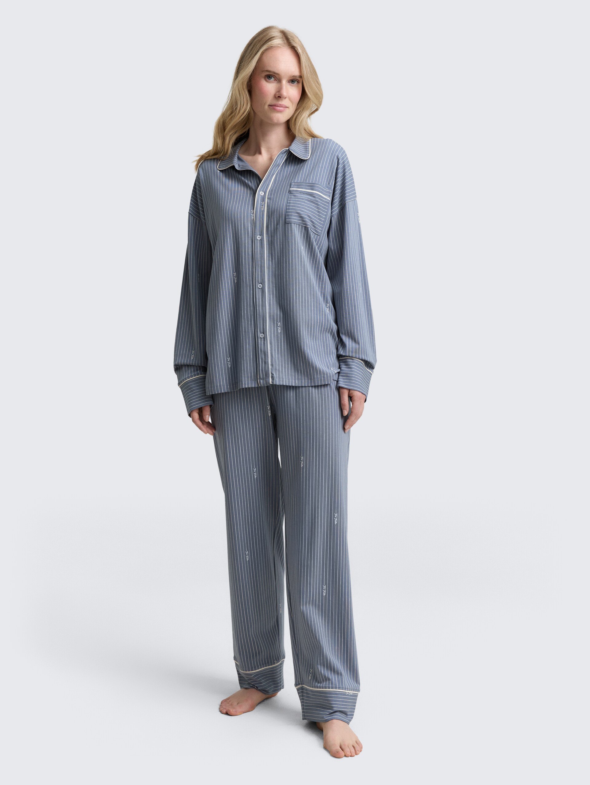 Pyjamaset met gestreept patroon - blue-medium-vertical stripe - Model vooraanzicht