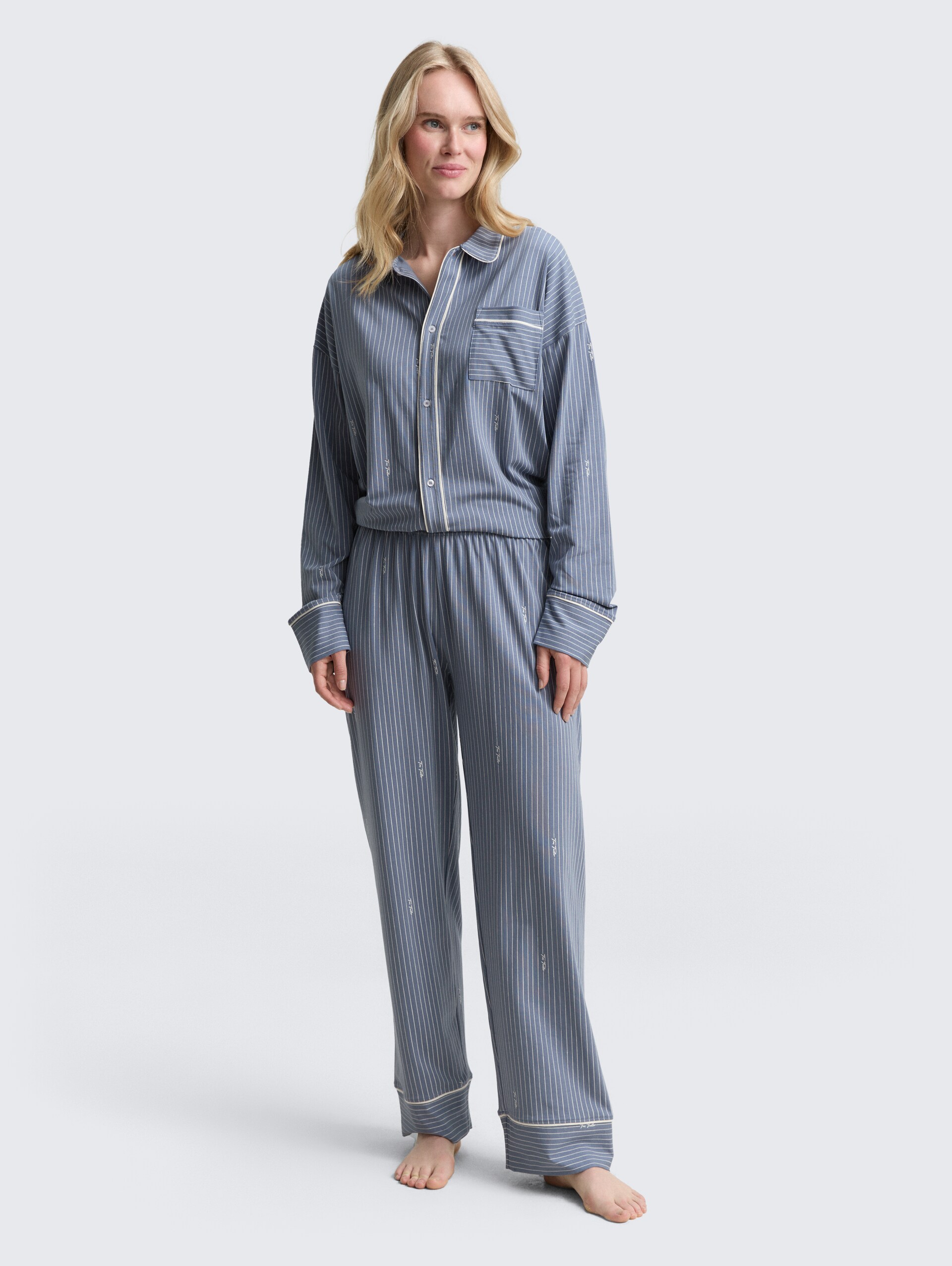 Pyjamaset met gestreept patroon - blue-medium-vertical stripe - zijaanzicht model
