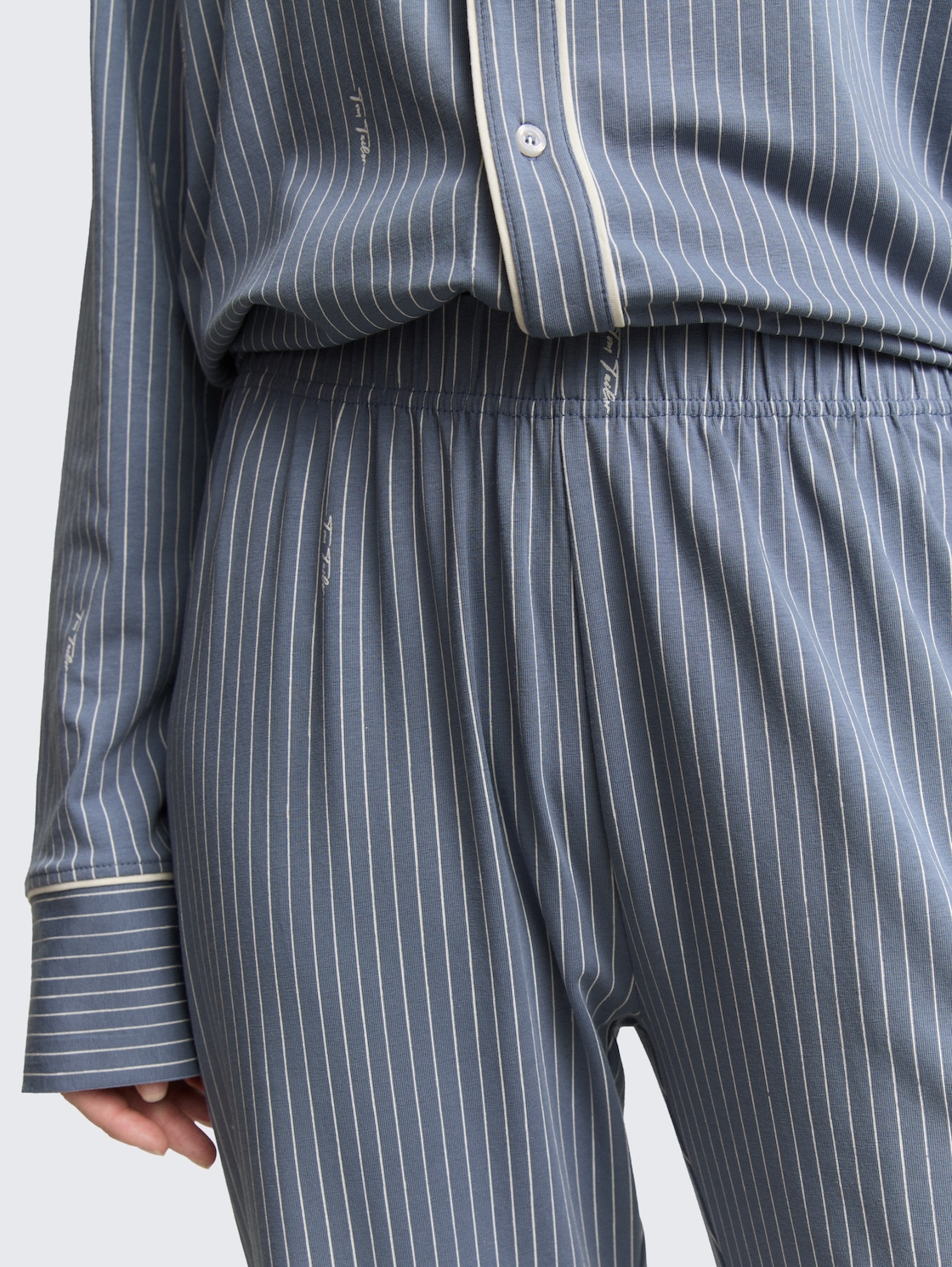 Pyjama-Set mit Streifenmuster - blue-medium-vertical stripe - Detail-Model-Ansicht