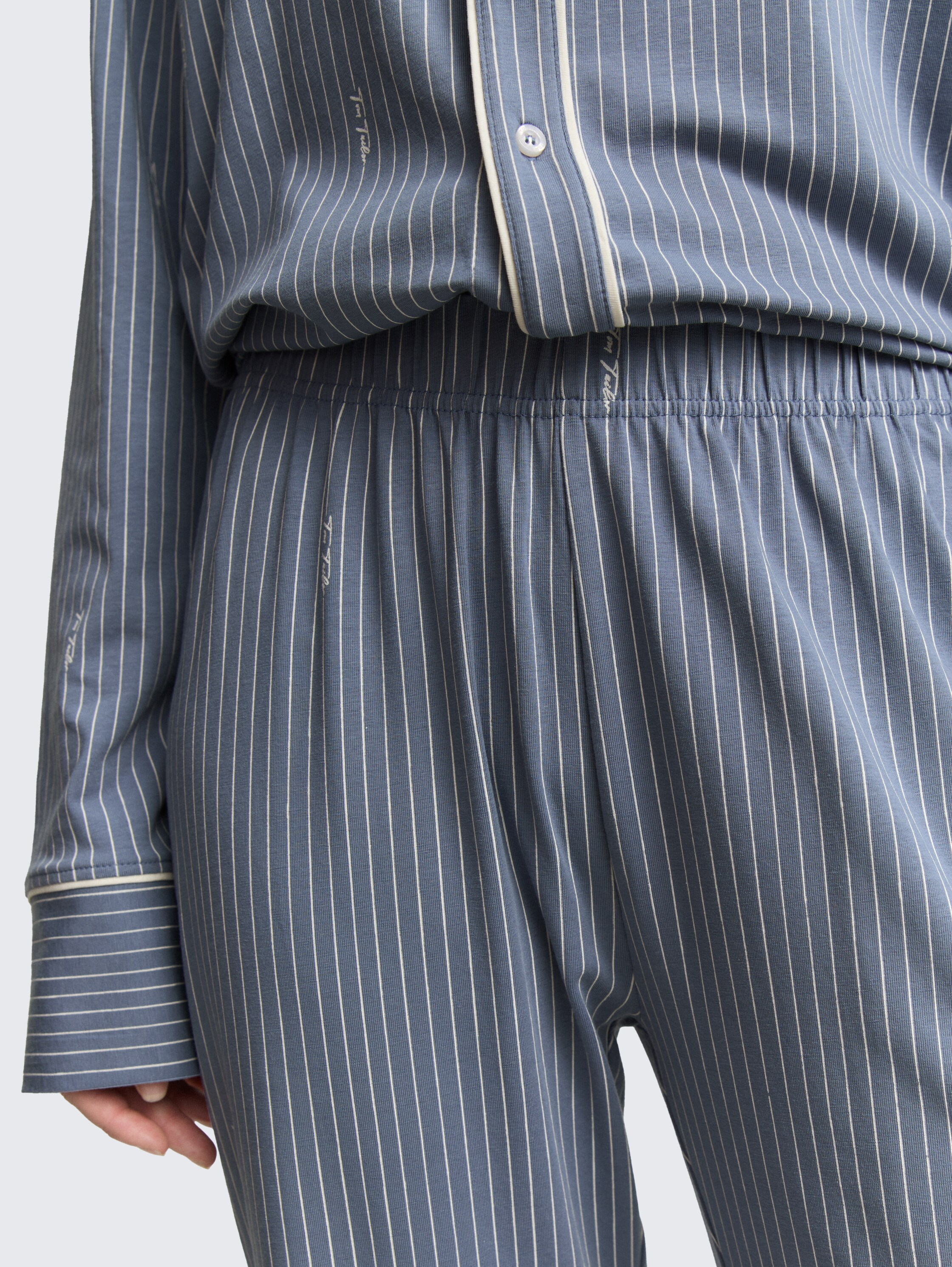 Pyjama-Set mit Streifenmuster - blue-medium-vertical stripe - Detail-Model-Ansicht