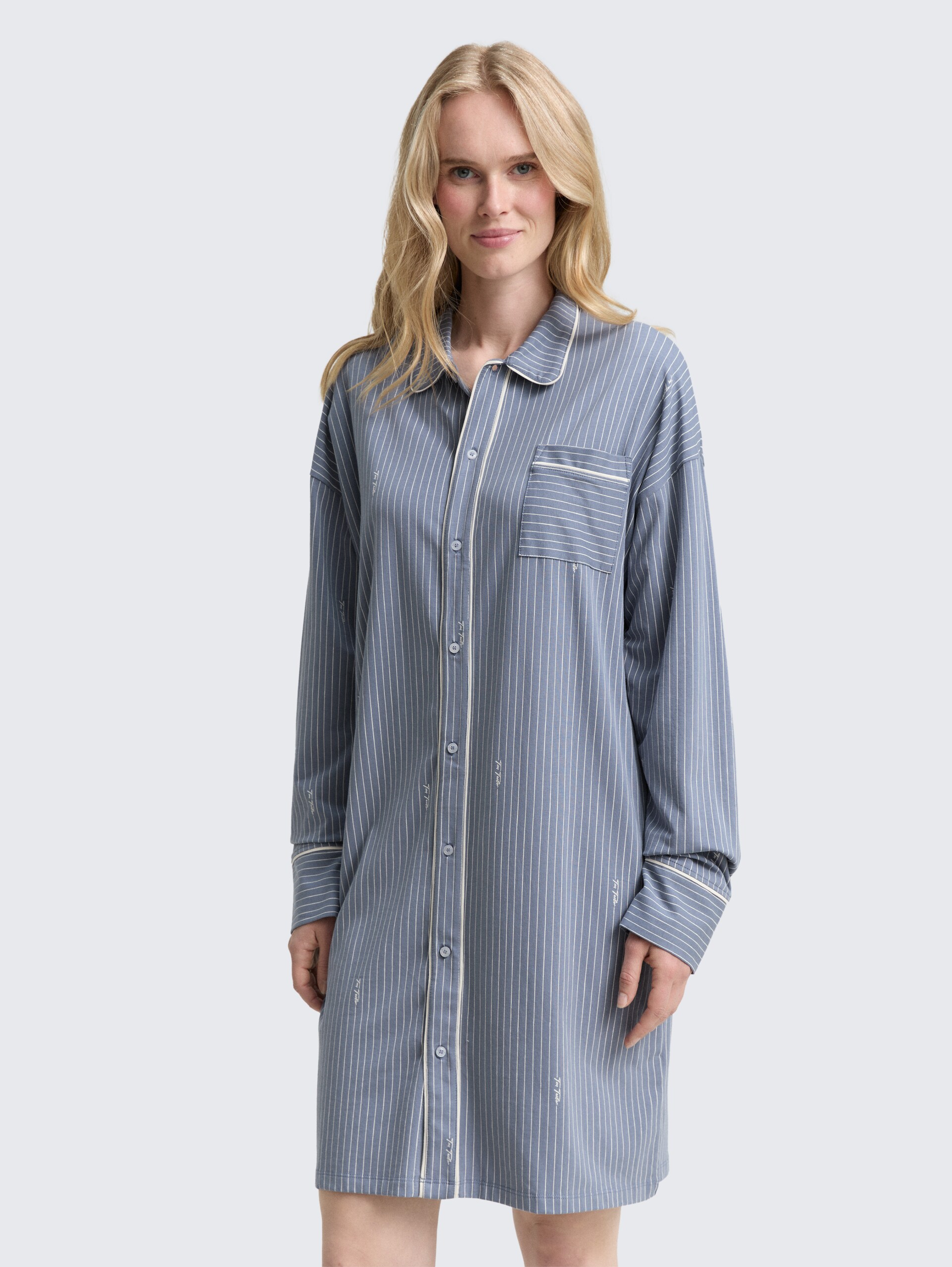 Gestreiftes Nachthemd - blue-medium-vertical stripe - Model-Vorderansicht