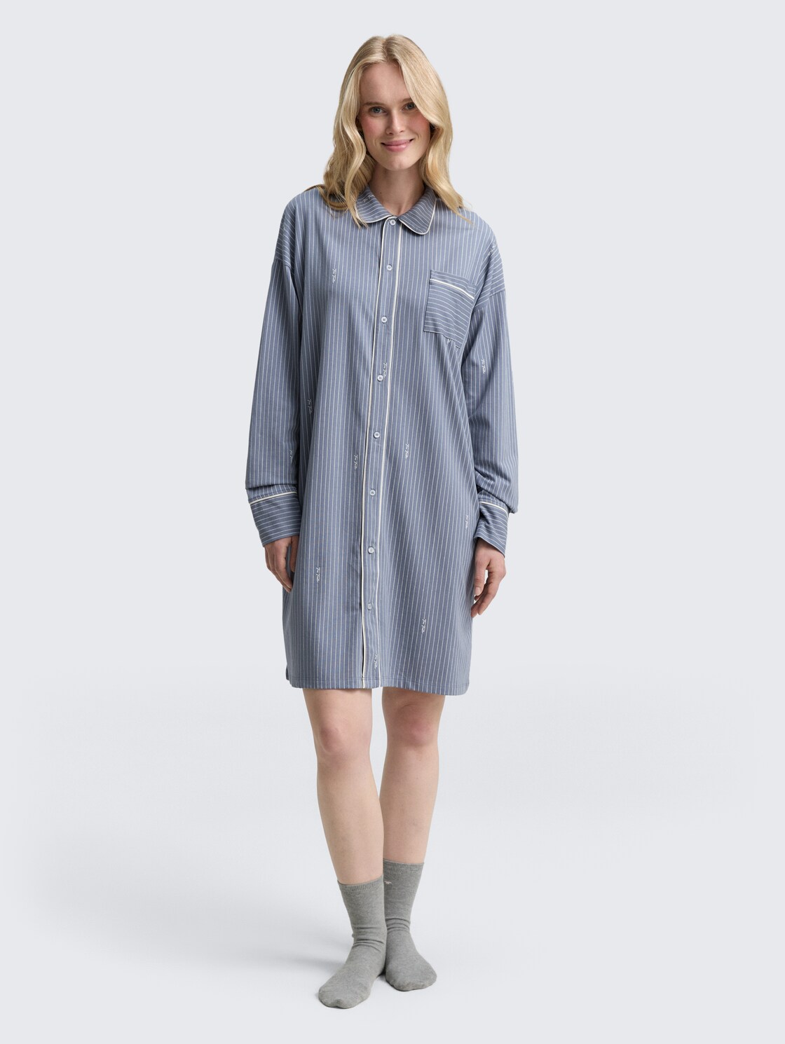 Gestreiftes Nachthemd - blue-medium-vertical stripe - seitliche Model-Ansicht