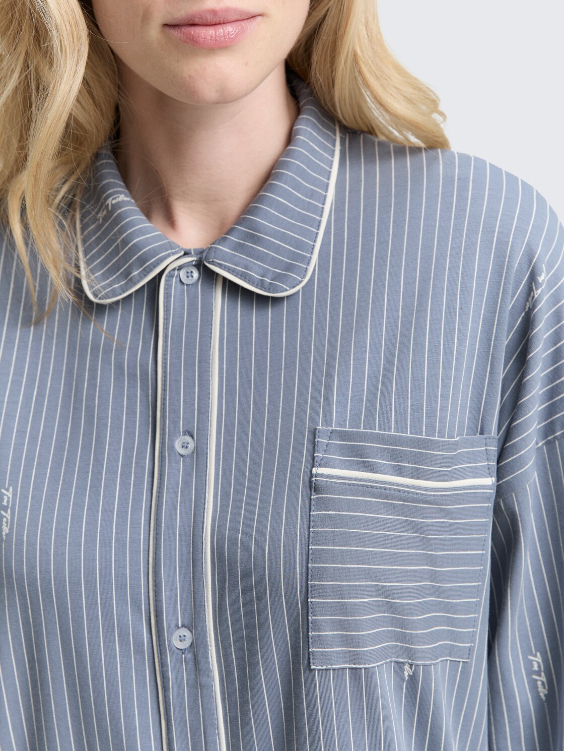 Gestreiftes Nachthemd - blue-medium-vertical stripe - Detail-Model-Ansicht