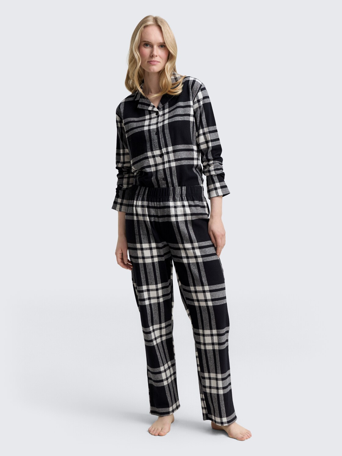 Pyjama-Set mit Karomuster - grey-dark-check - seitliche Model-Ansicht