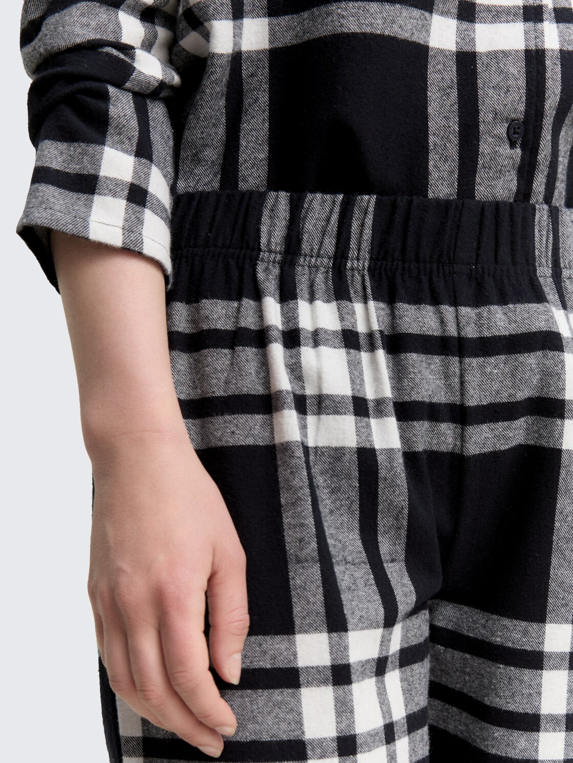 Pyjama-Set mit Karomuster - grey-dark-check - Detail-Model-Ansicht