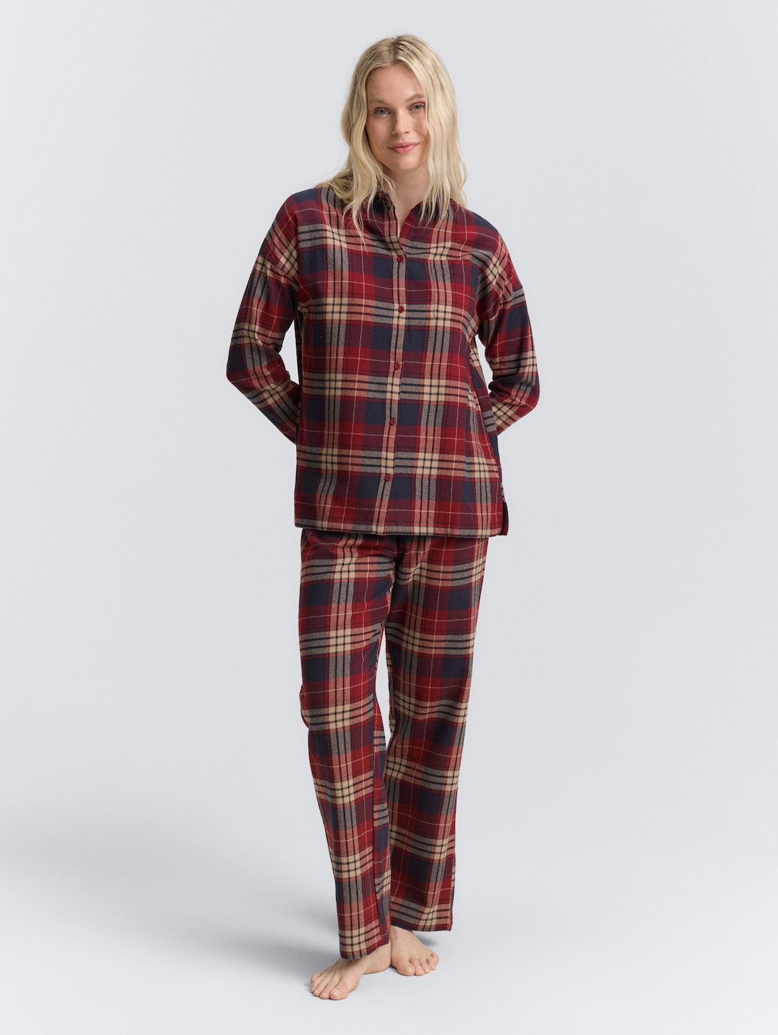 Pyjama-Set mit Karomuster - red-medium-check - Model-Vorderansicht