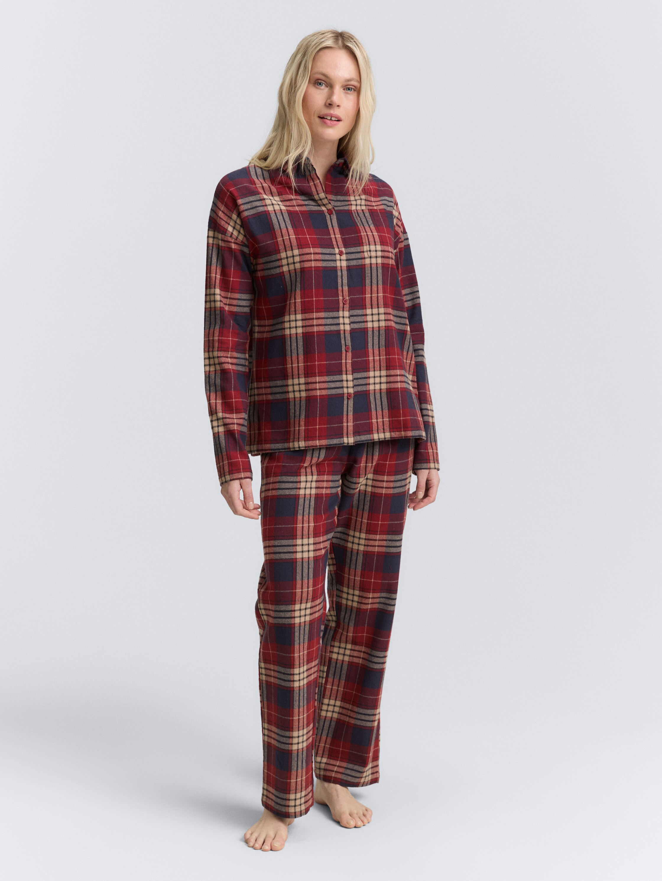 Pyjama-Set mit Karomuster - red-medium-check - seitliche Model-Ansicht