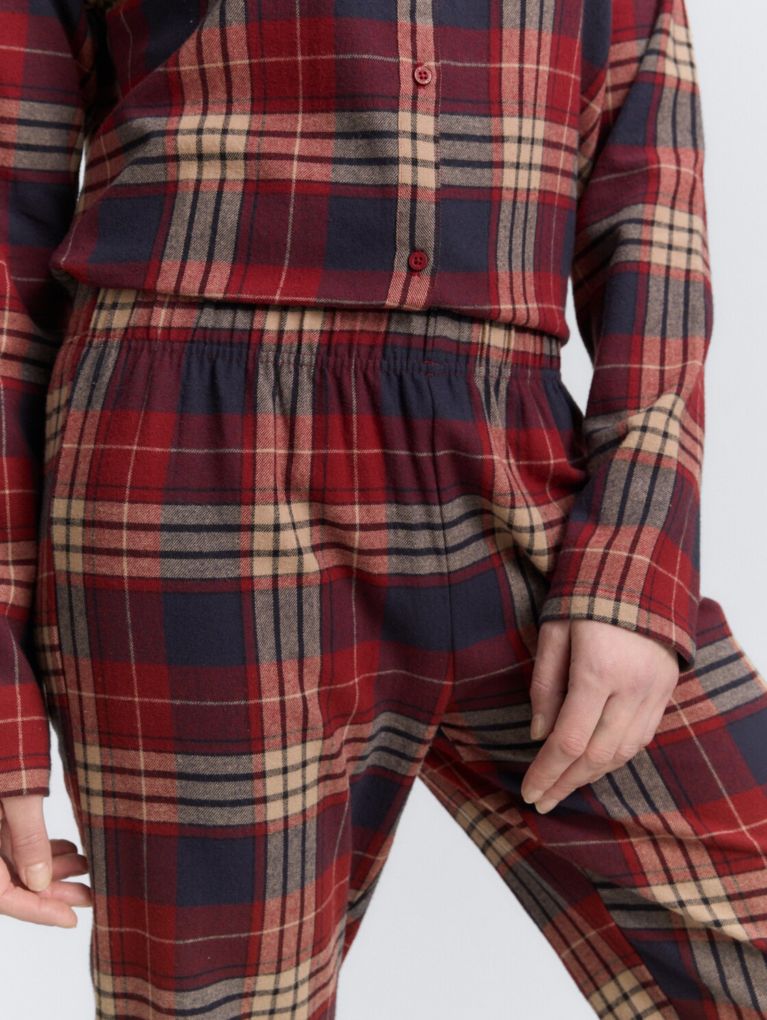 Pyjama-Set mit Karomuster - red-medium-check - Detail-Model-Ansicht