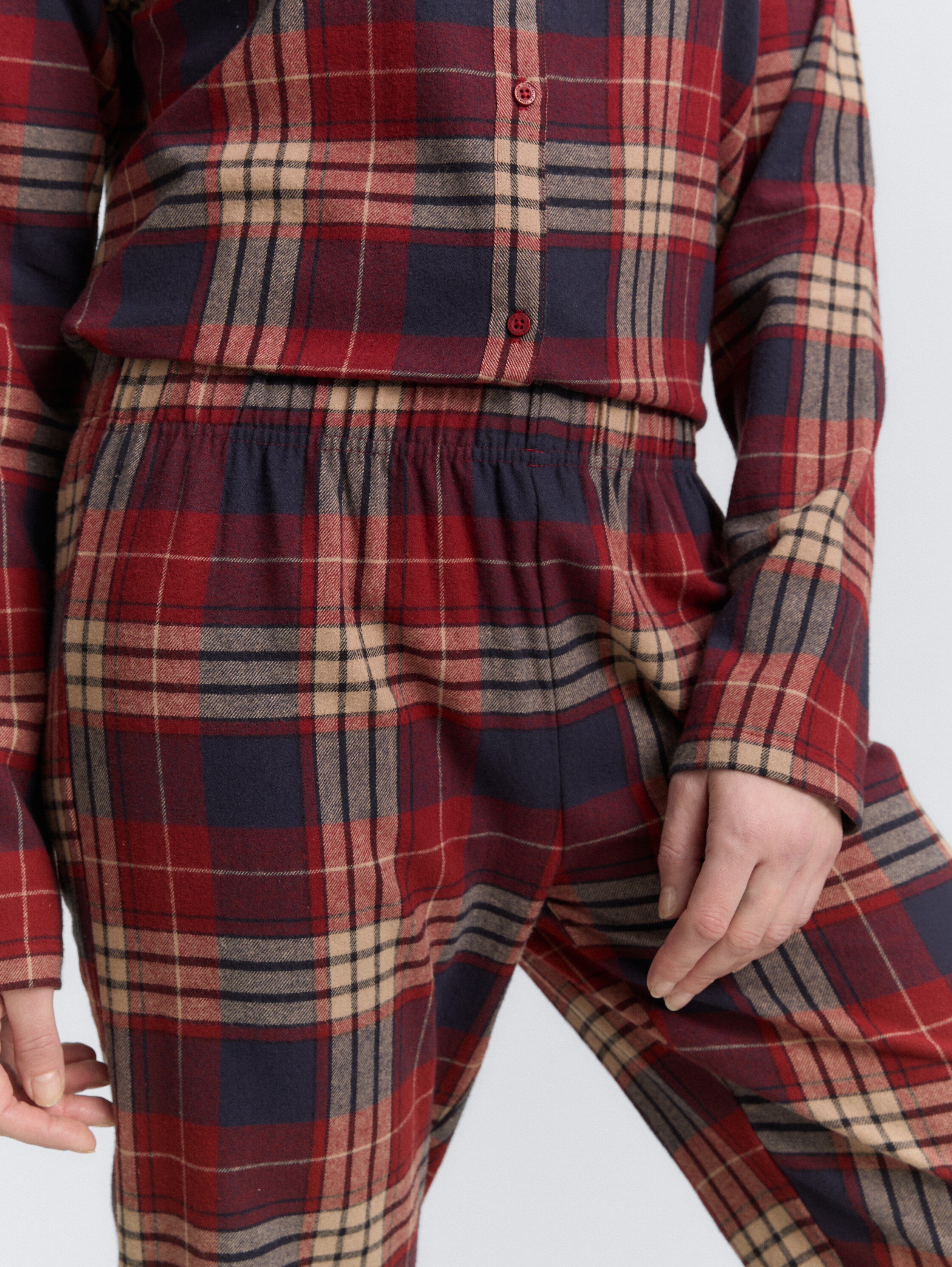 Pyjama-Set mit Karomuster - red-medium-check - Detail-Model-Ansicht