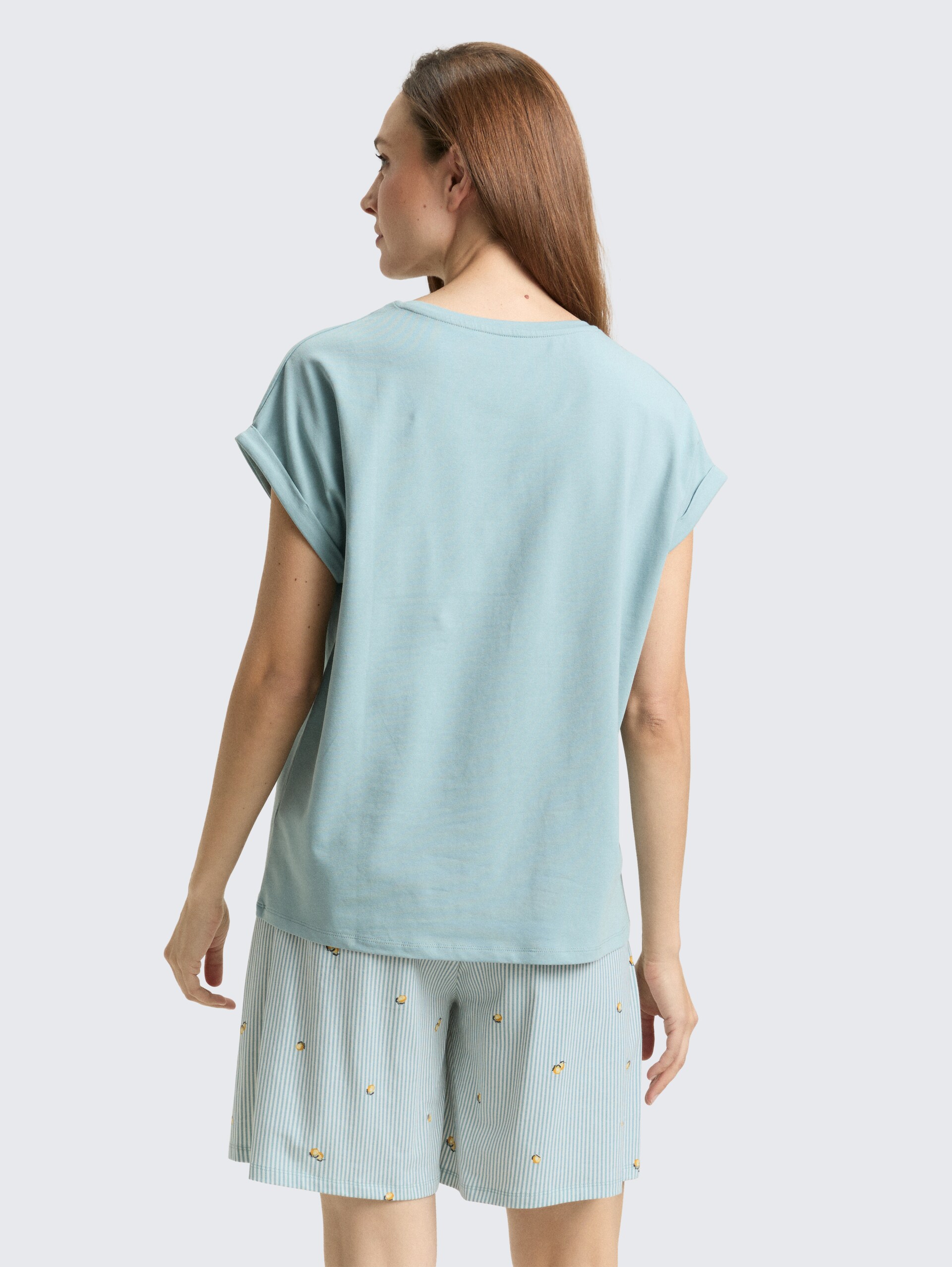Pyjama-Set mit Muster - blue-medium-vertical stripe - Model-Rückansicht