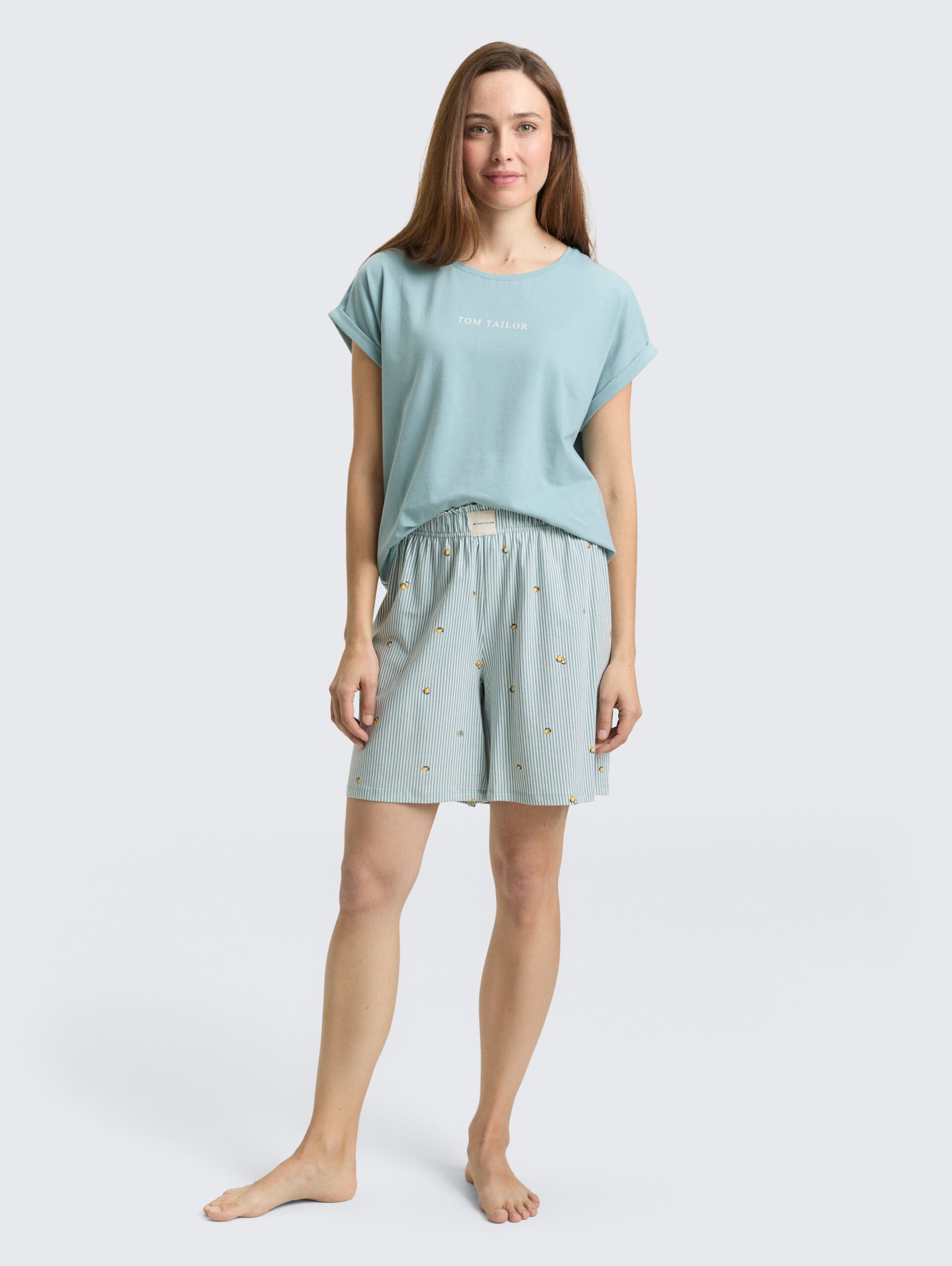 Pyjama-Set mit Muster - blue-medium-vertical stripe - seitliche Model-Ansicht