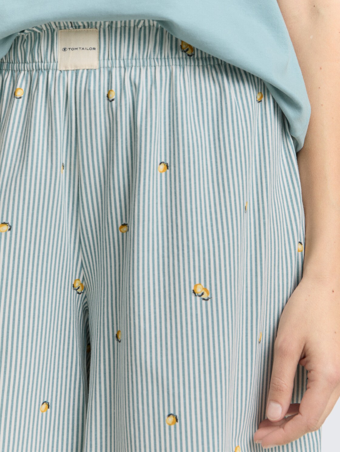 Pyjama-Set mit Muster - blue-medium-vertical stripe - Detail-Model-Ansicht