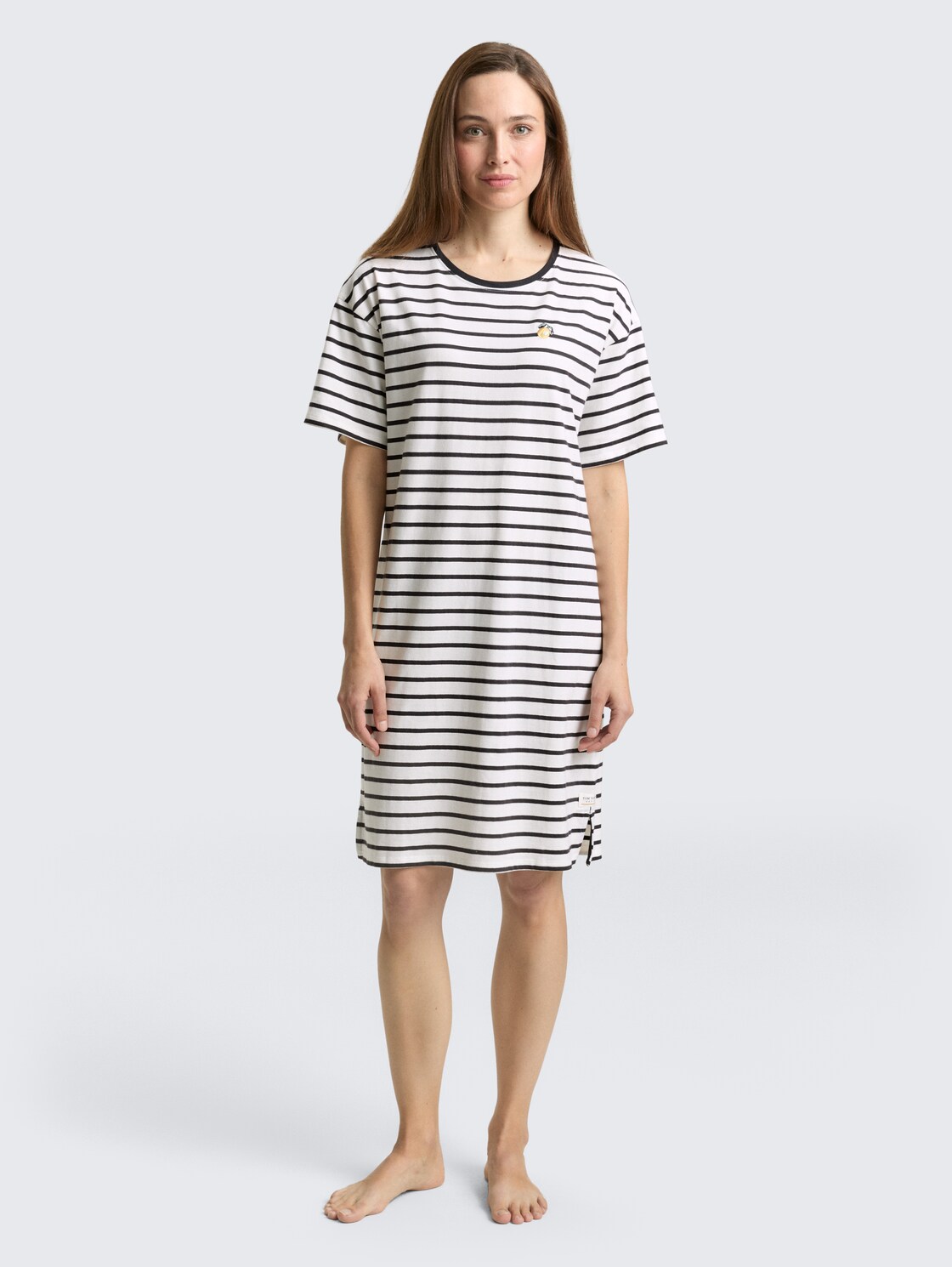 Nachthemd mit Streifenmuster - white-medium-horizontal stripe - seitliche Model-Ansicht