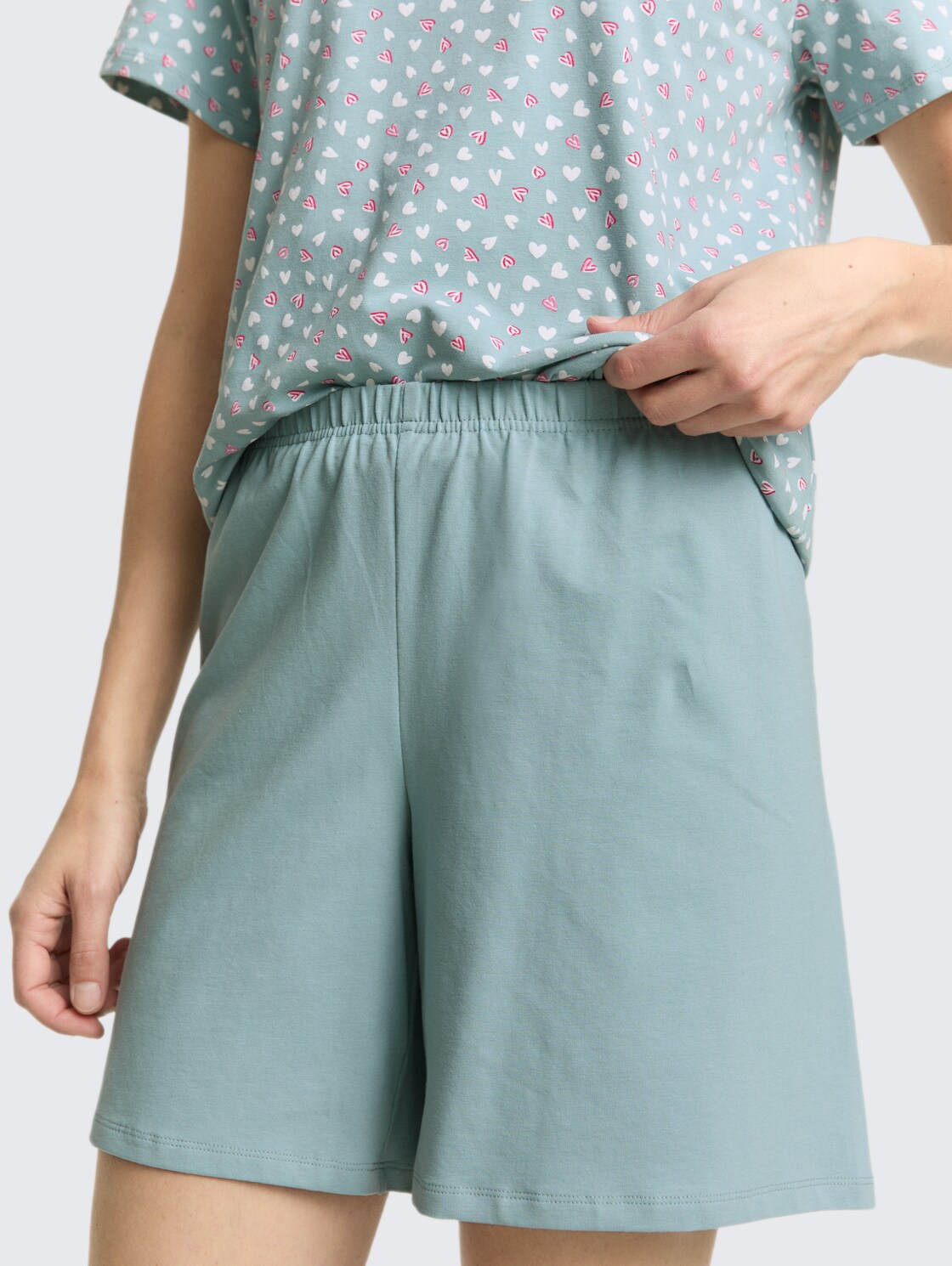 Pyjama-Set mit Herzmuster - blue-medium-allover - Detail-Model-Ansicht