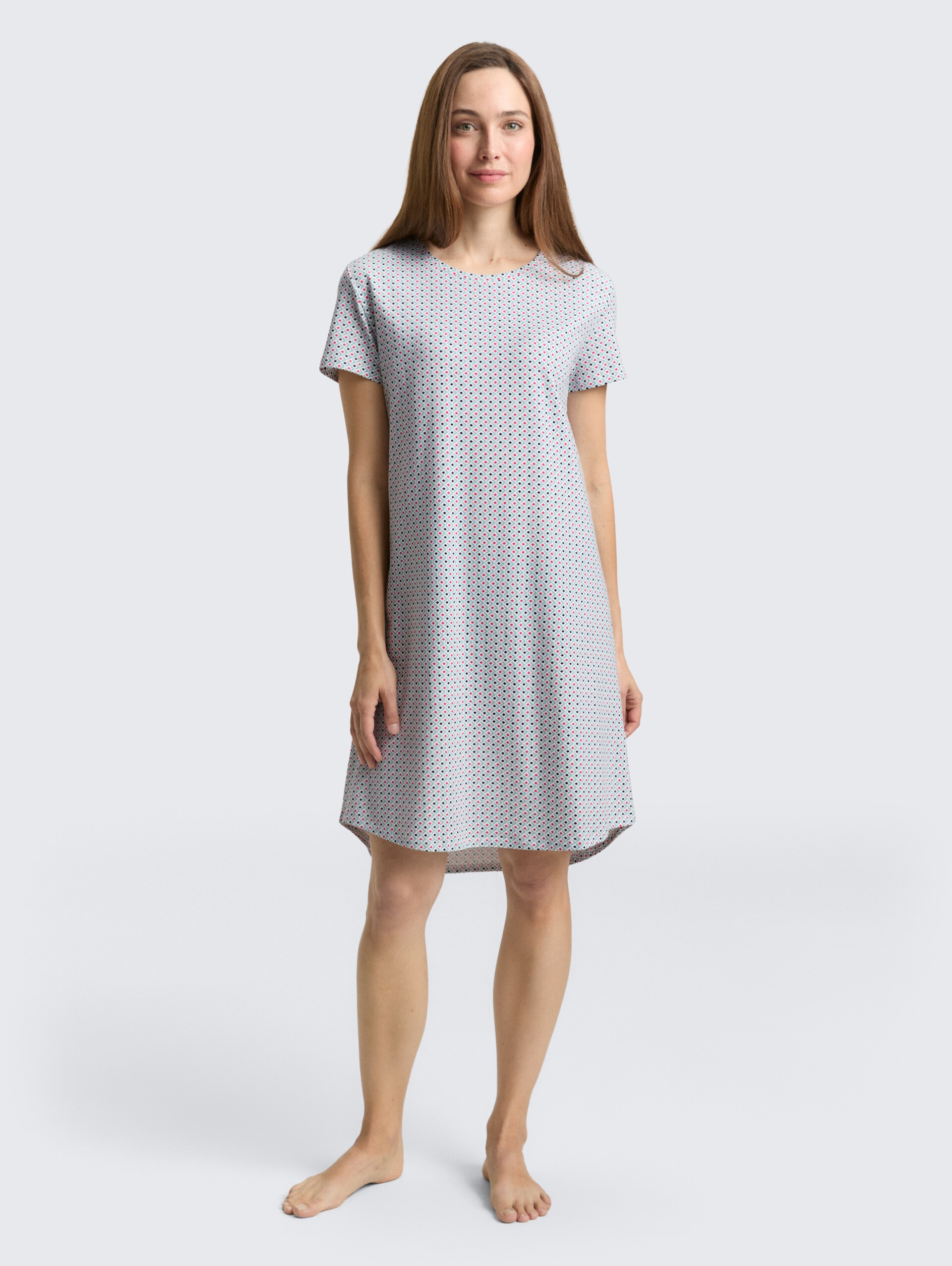 Nachthemd mit Muster - white allover - seitliche Model-Ansicht
