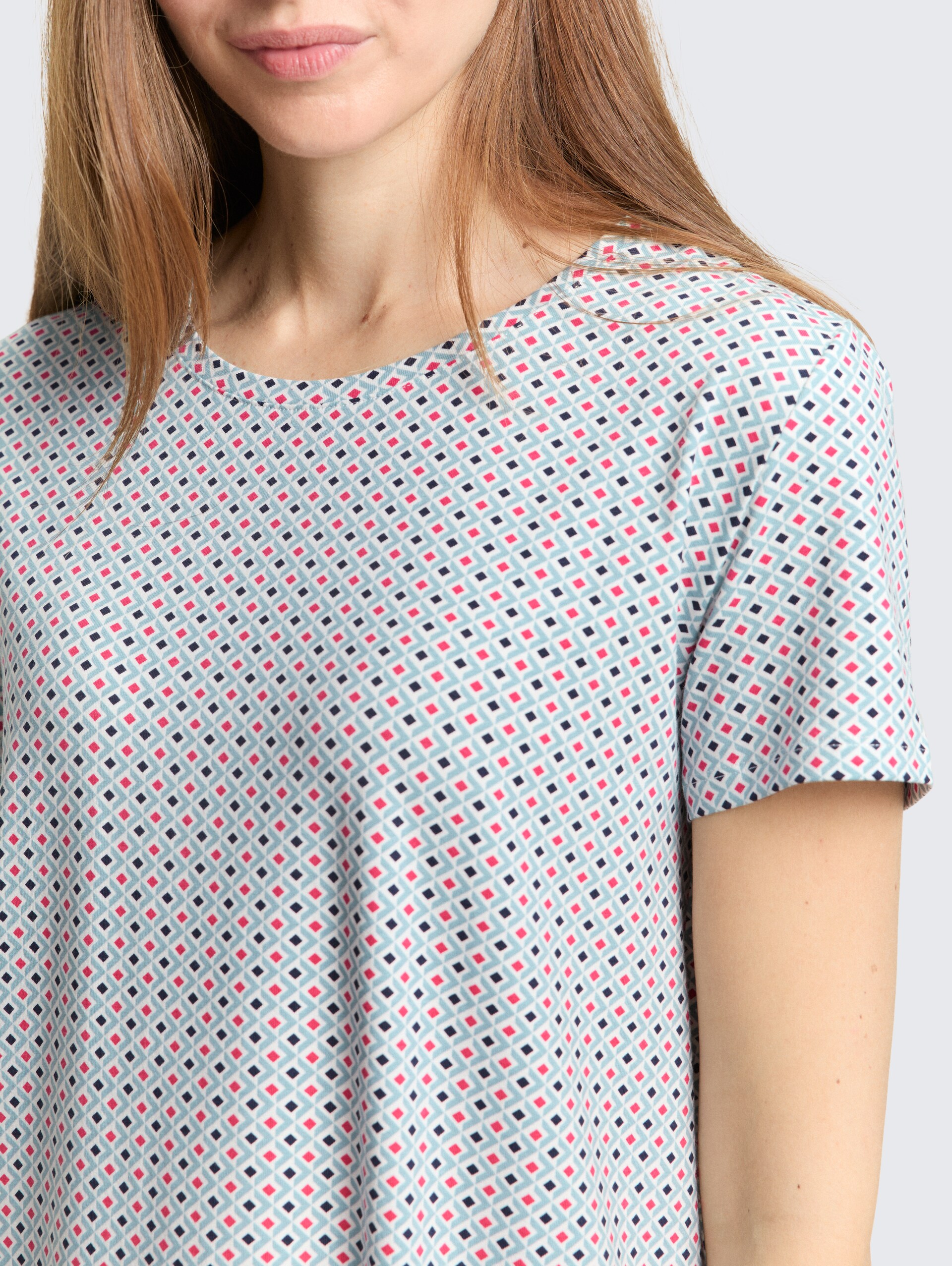 Nachthemd mit Muster - white allover - Detail-Model-Ansicht