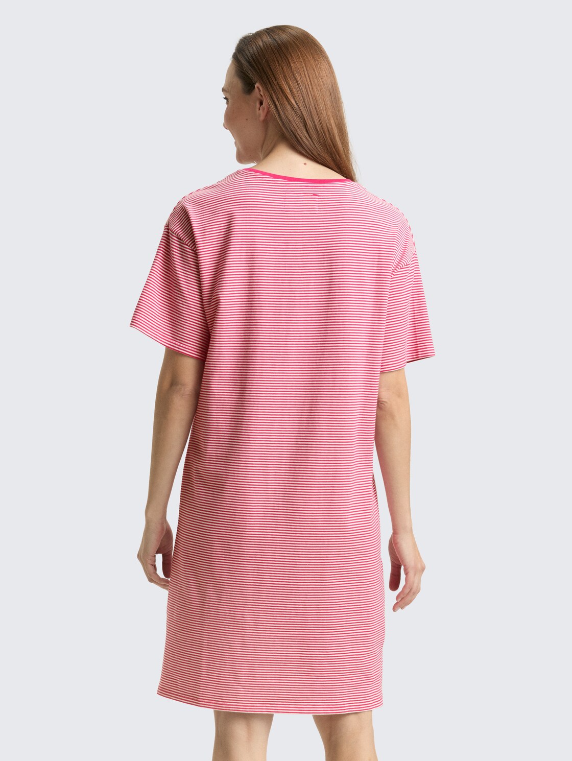 Nachthemd mit Streifenmuster - red-medium-horizontal stripe - Model-Rückansicht