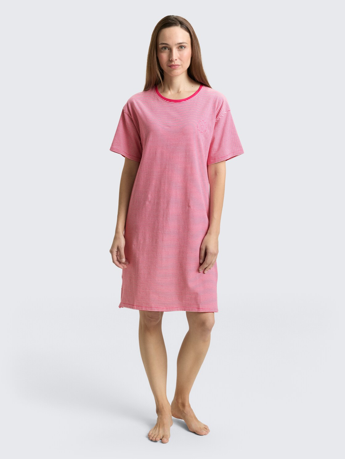 Nachthemd mit Streifenmuster - red-medium-horizontal stripe - seitliche Model-Ansicht