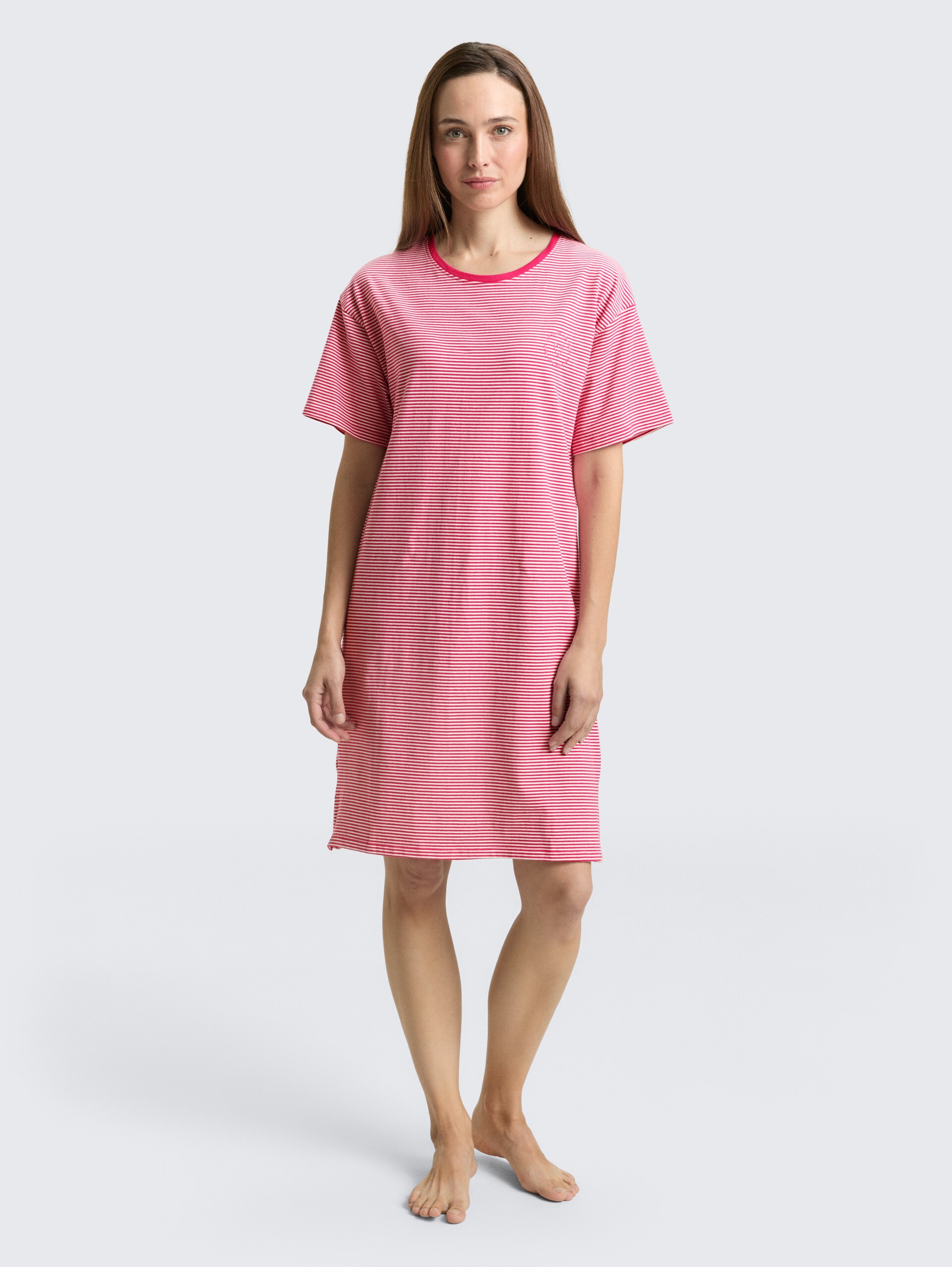 Nachthemd mit Streifenmuster - red-medium-horizontal stripe - seitliche Model-Ansicht