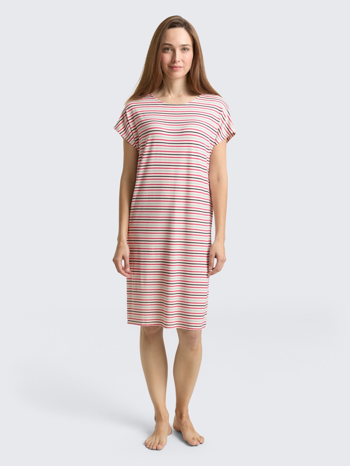 Nachthemd mit Streifenmuster - white-medium-horizontal stripe - seitliche Model-Ansicht