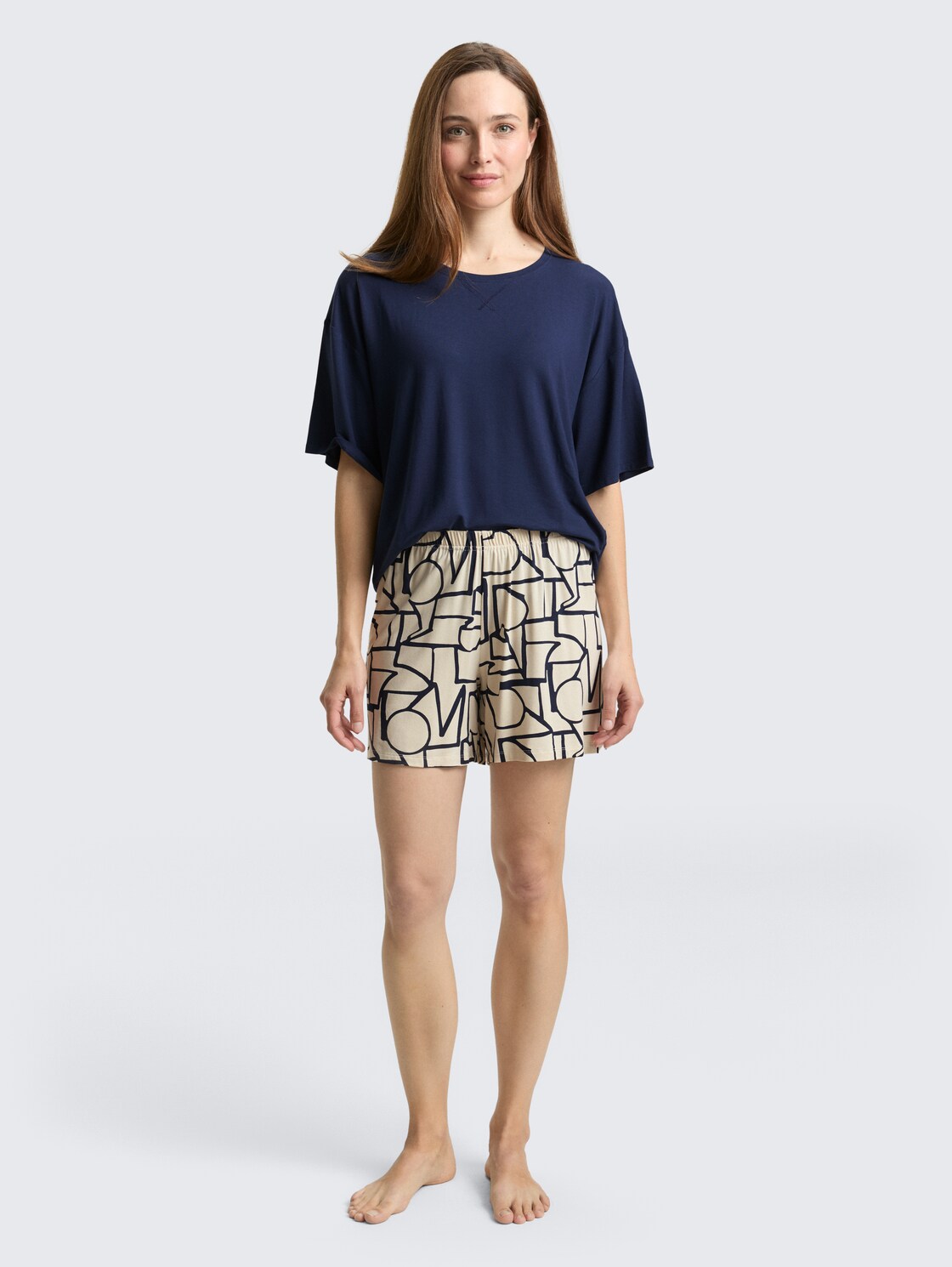 Pyjama-Set mit Muster - blue-dark-allover - seitliche Model-Ansicht