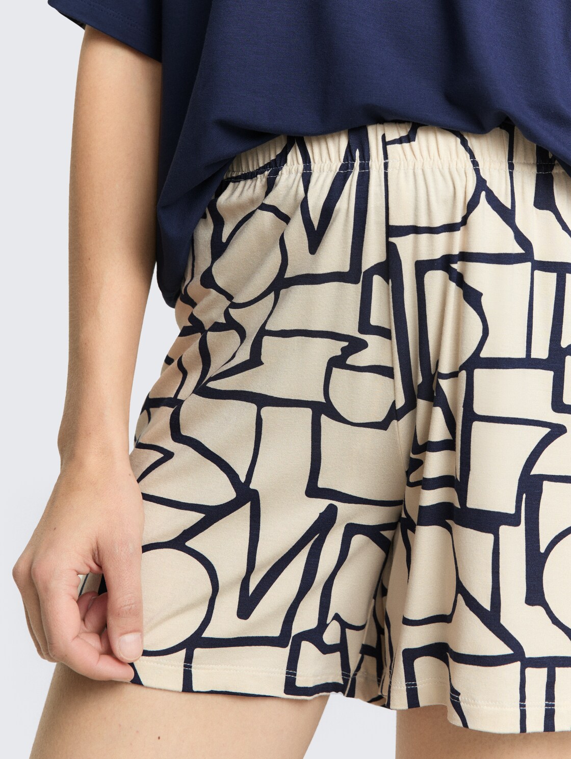 Pyjama-Set mit Muster - blue-dark-allover - Detail-Model-Ansicht