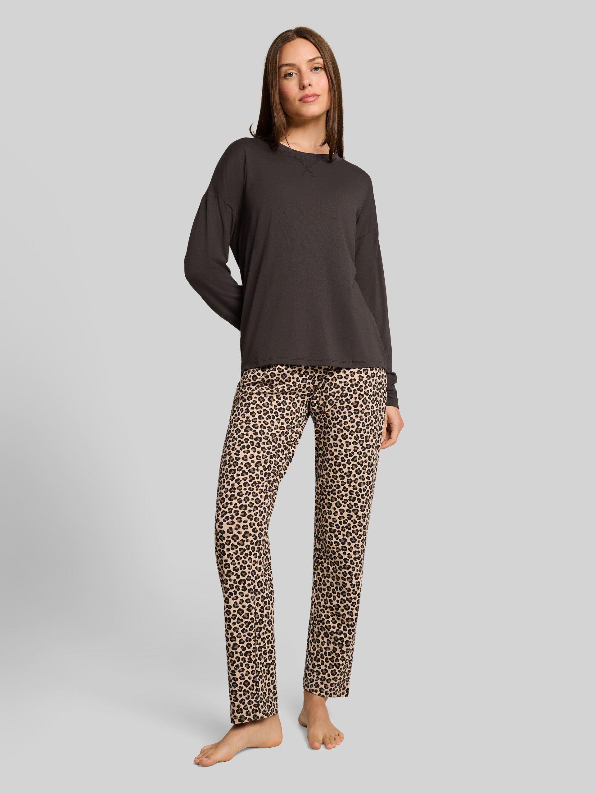 Pyjama-Set mit Leopardenmuster - grey-medium-allover - Model-Vorderansicht