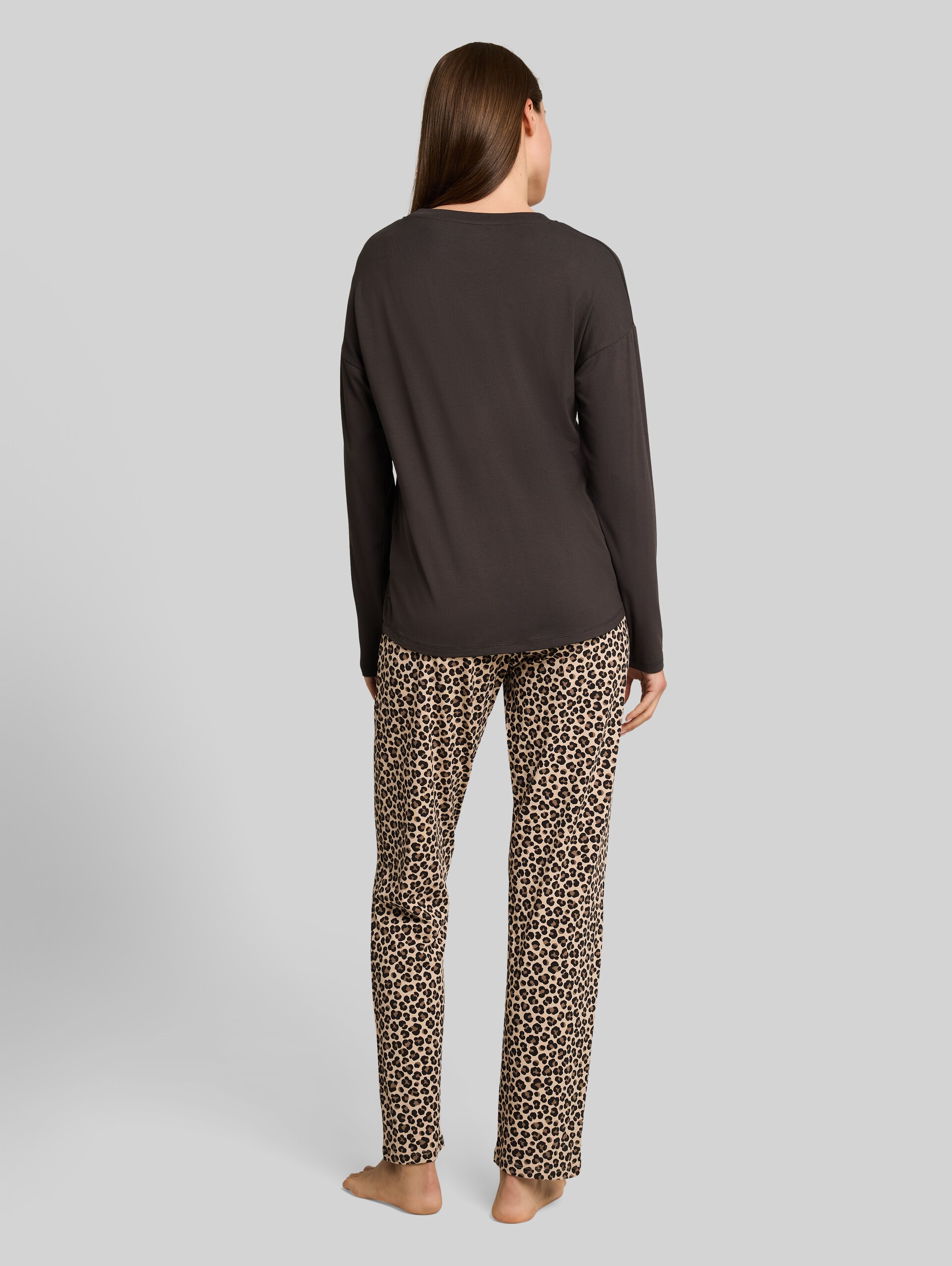 Pyjama-Set mit Leopardenmuster - grey-medium-allover - Model-Rückansicht