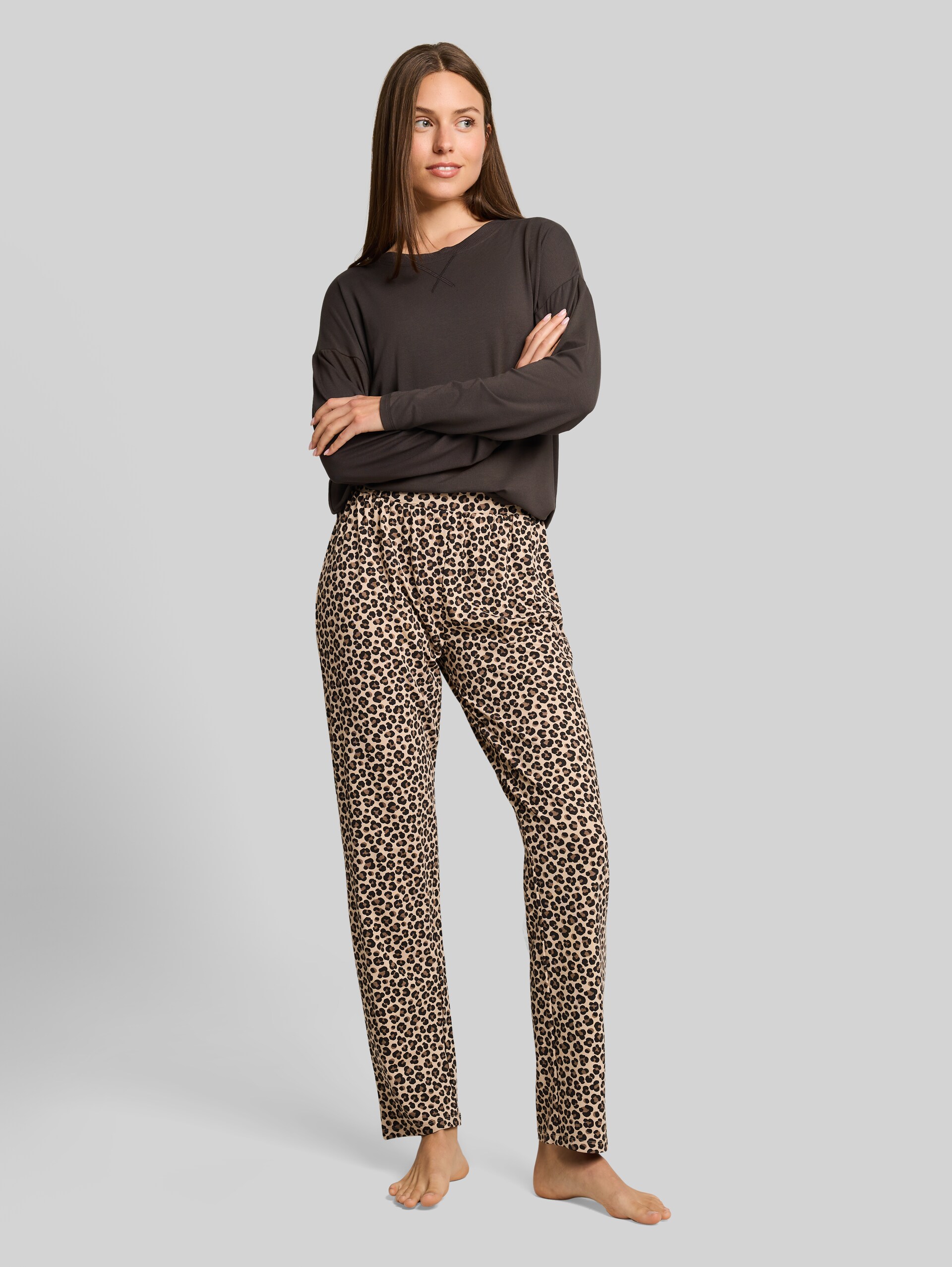 Pyjama-Set mit Leopardenmuster - grey-medium-allover - seitliche Model-Ansicht
