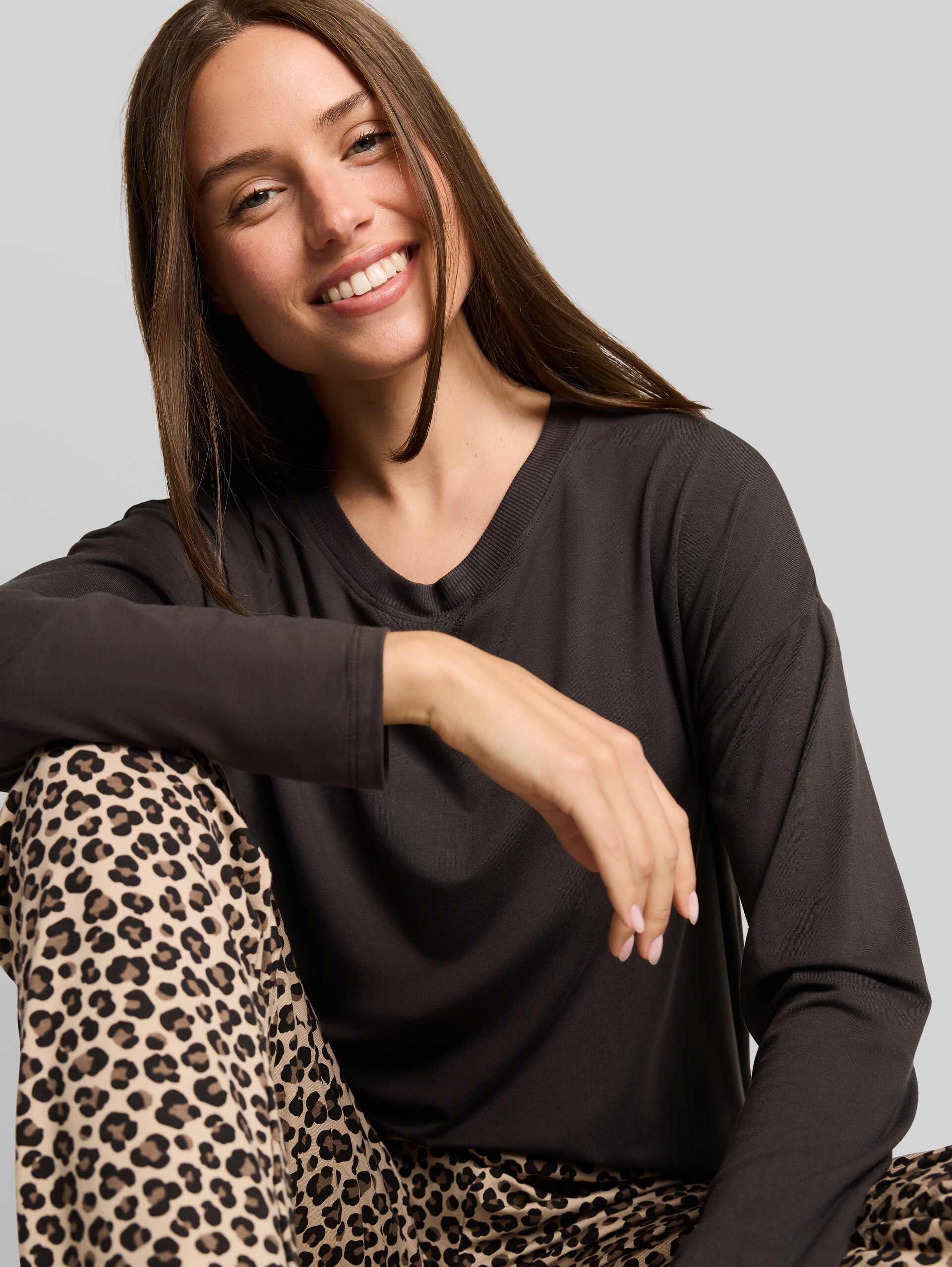 Pyjama-Set mit Leopardenmuster - grey-medium-allover - Detail-Model-Ansicht