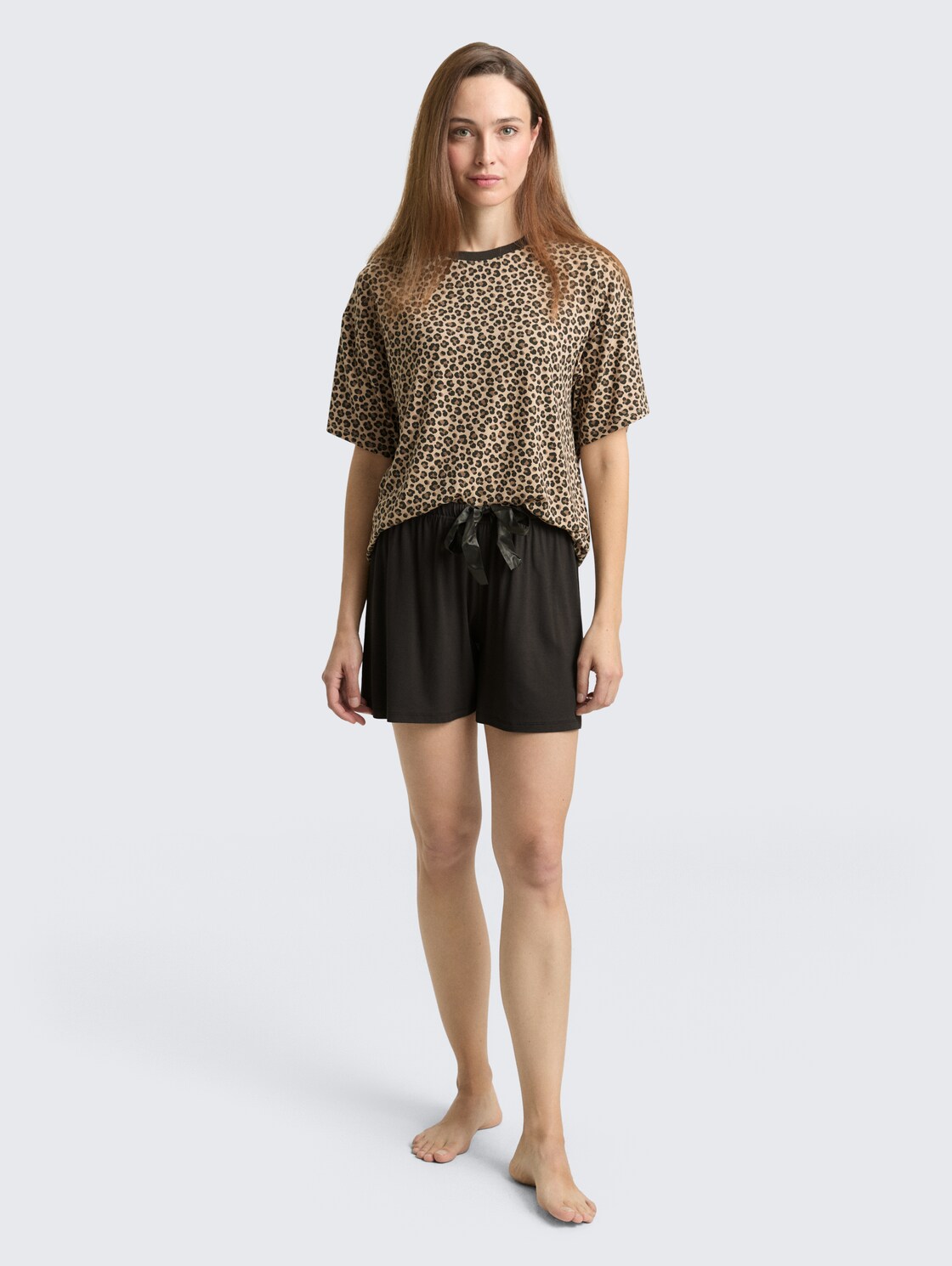 Pyjama-Set mit Leo-Print - braun-mittel-Allover - seitliche Model-Ansicht