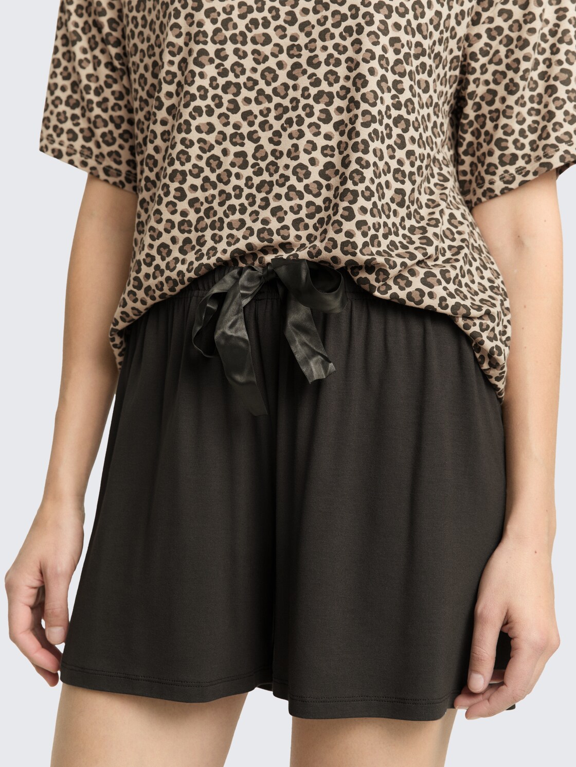 Pyjama-Set mit Leo-Print - braun-mittel-Allover - Detail-Model-Ansicht