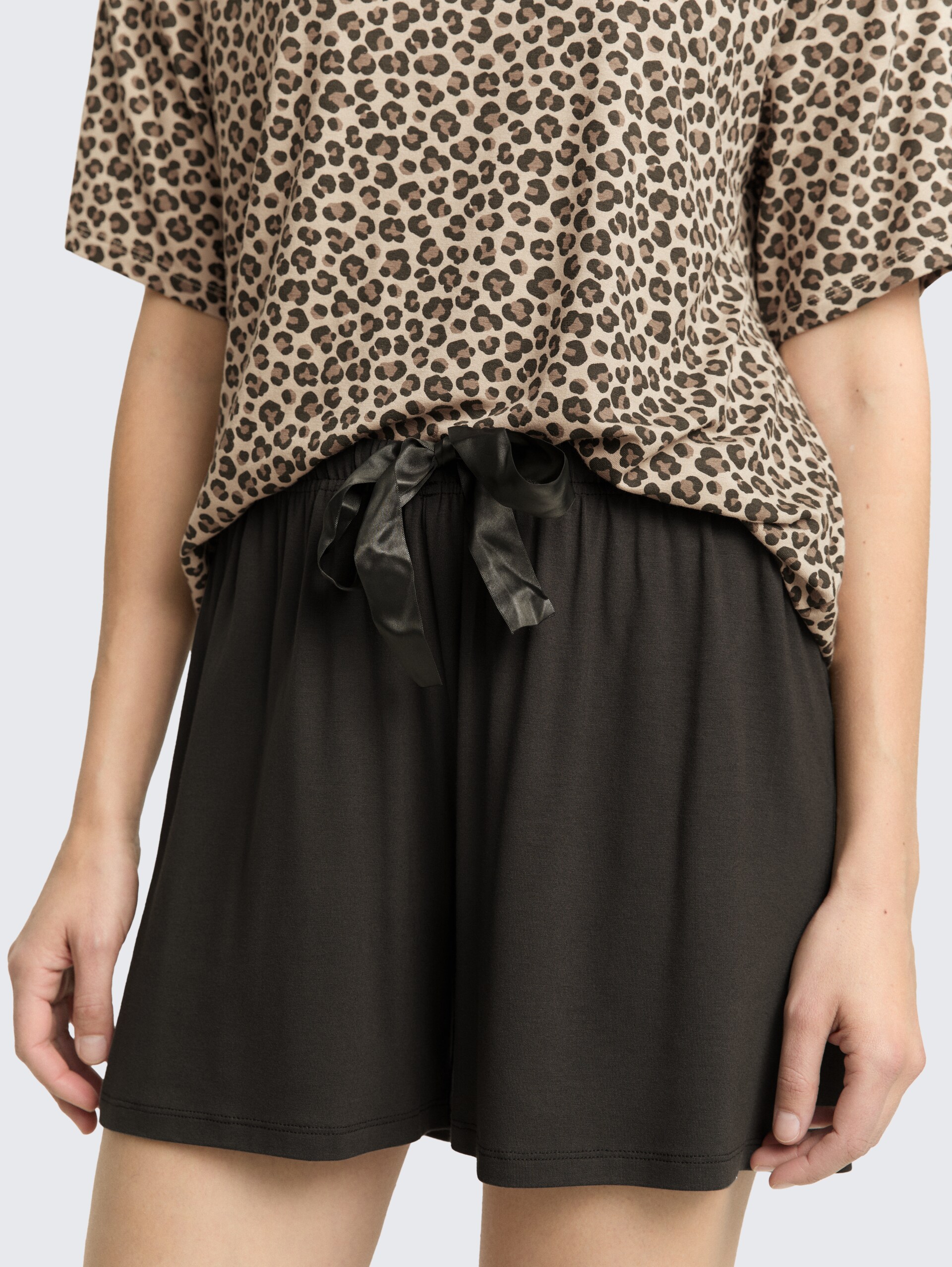 Pyjama-Set mit Leo-Print - braun-mittel-Allover - Detail-Model-Ansicht