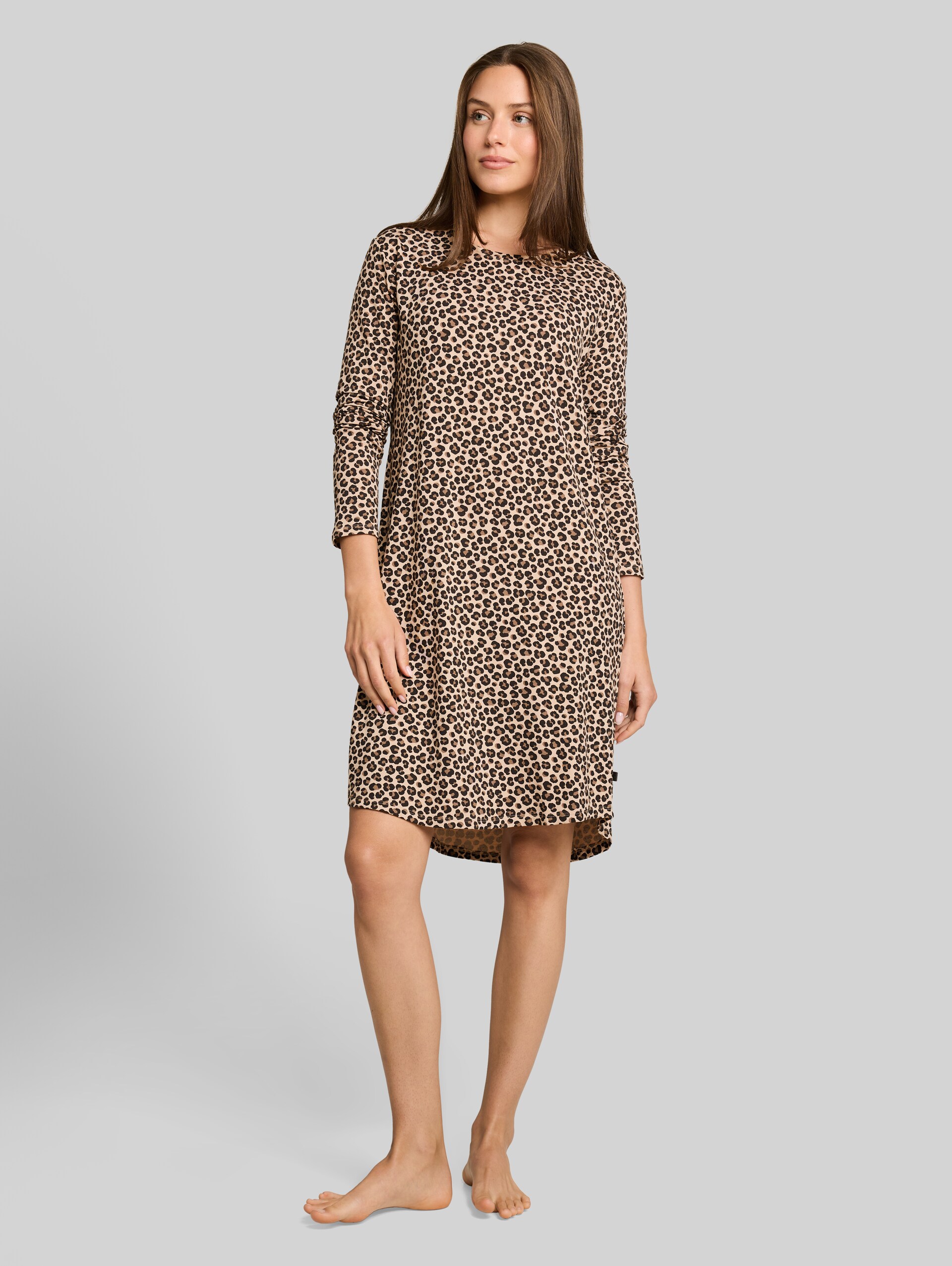 Nachthemd mit Leo-Print - braun-mittel-Allover - seitliche Model-Ansicht