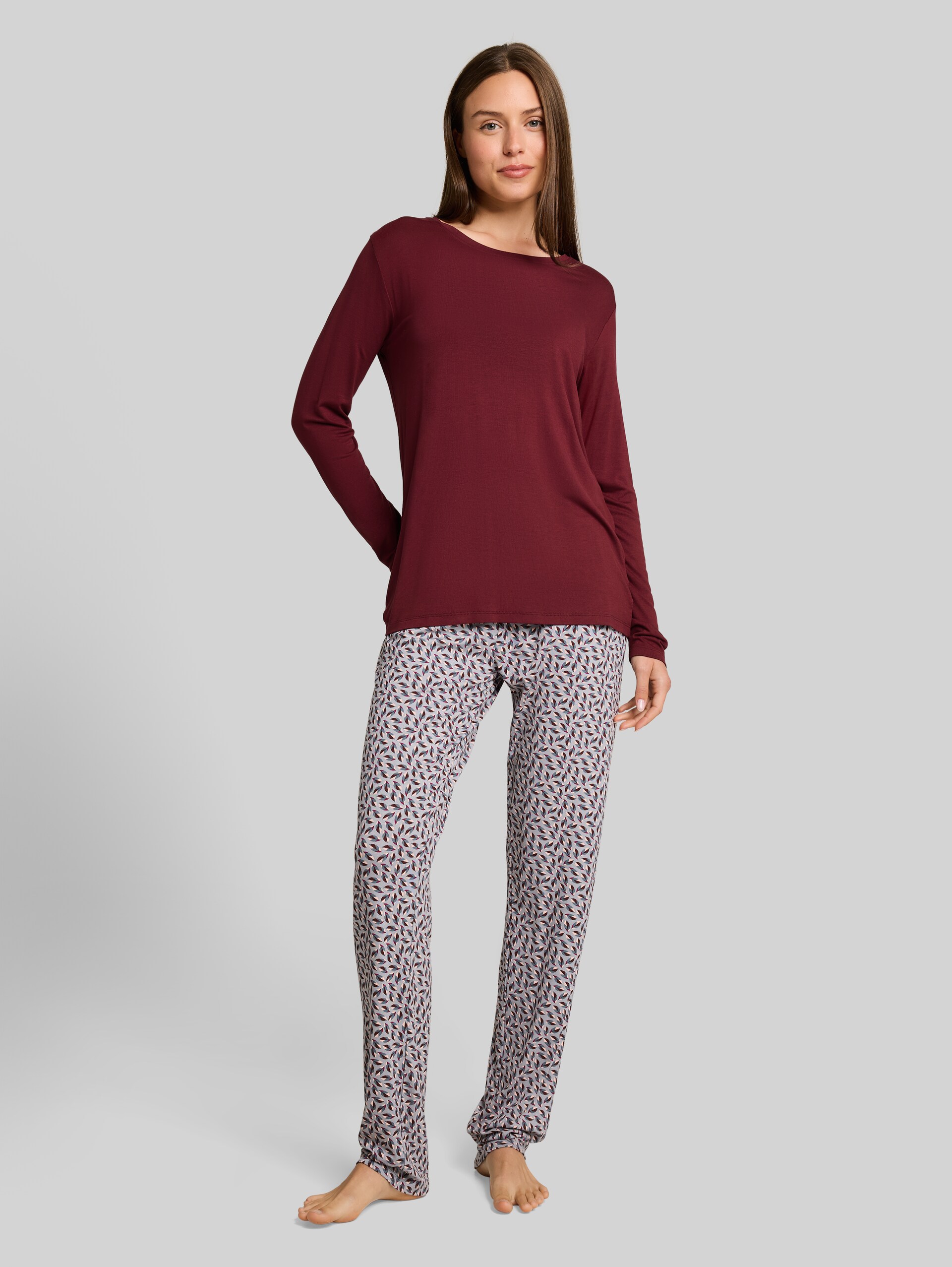 Pyjama-Set mit Allover-Print - red-medium-allover - Model-Vorderansicht