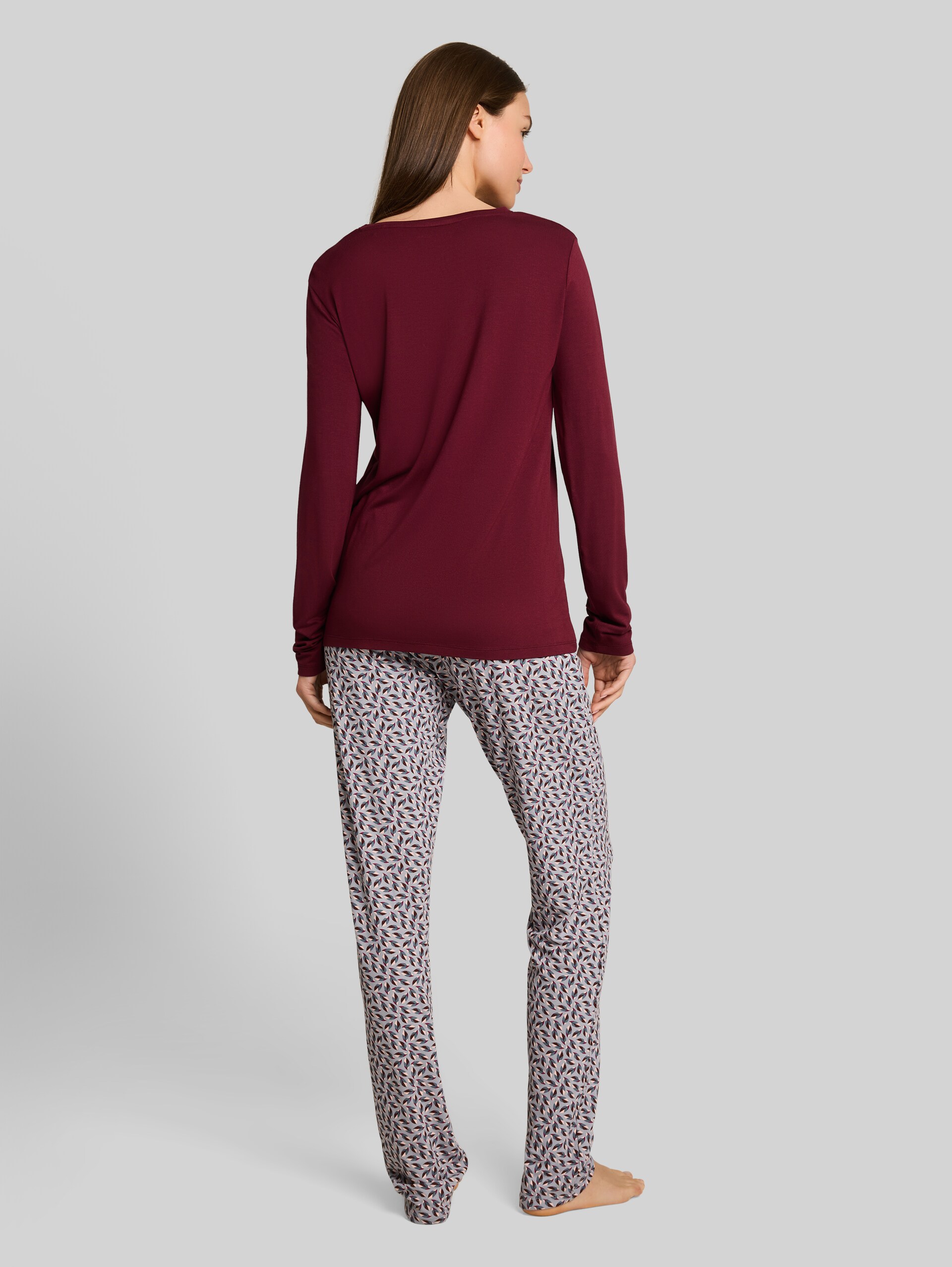 Pyjama-Set mit Allover-Print - red-medium-allover - Model-Rückansicht