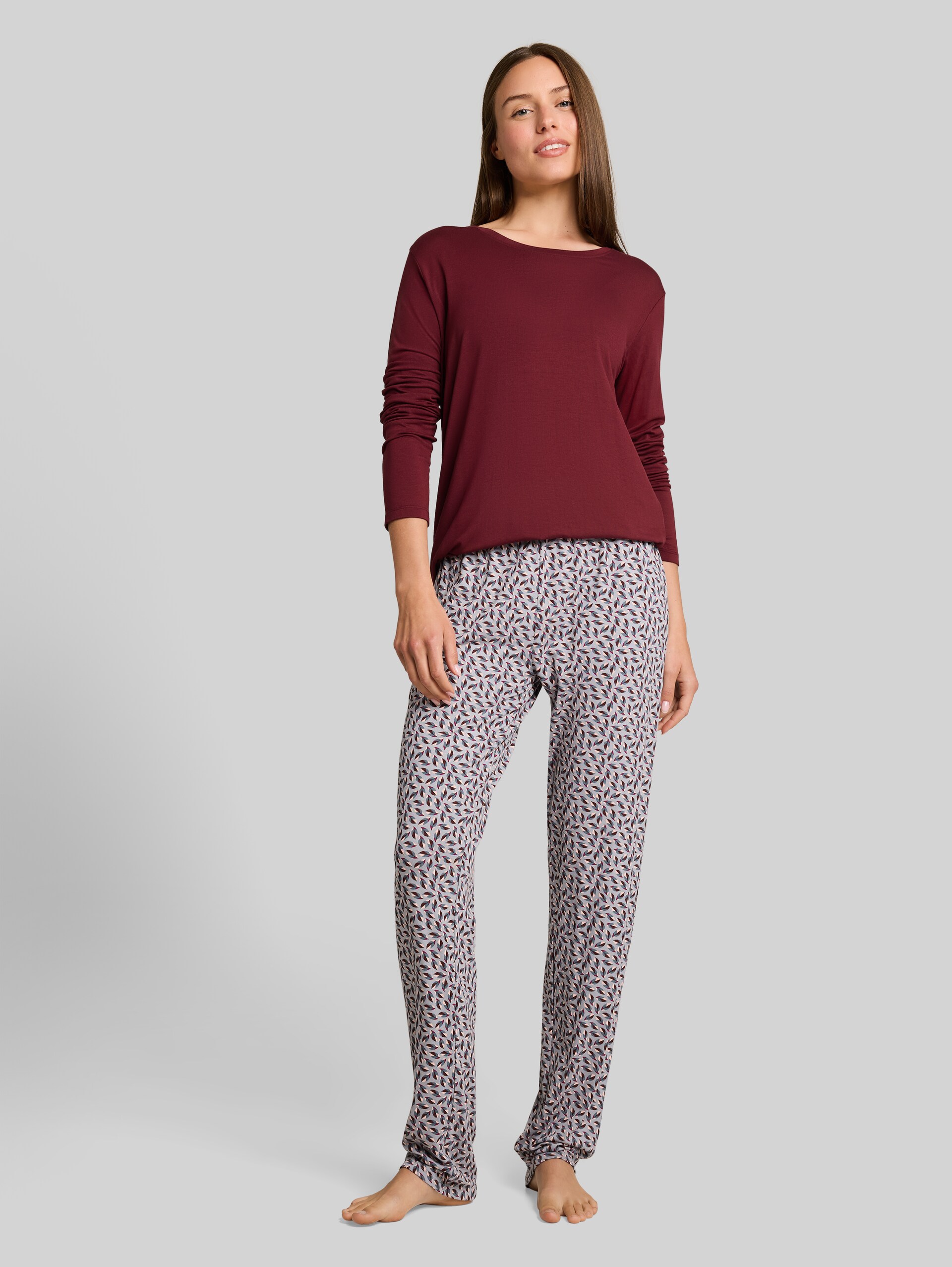 Pyjama-Set mit Allover-Print - red-medium-allover - seitliche Model-Ansicht
