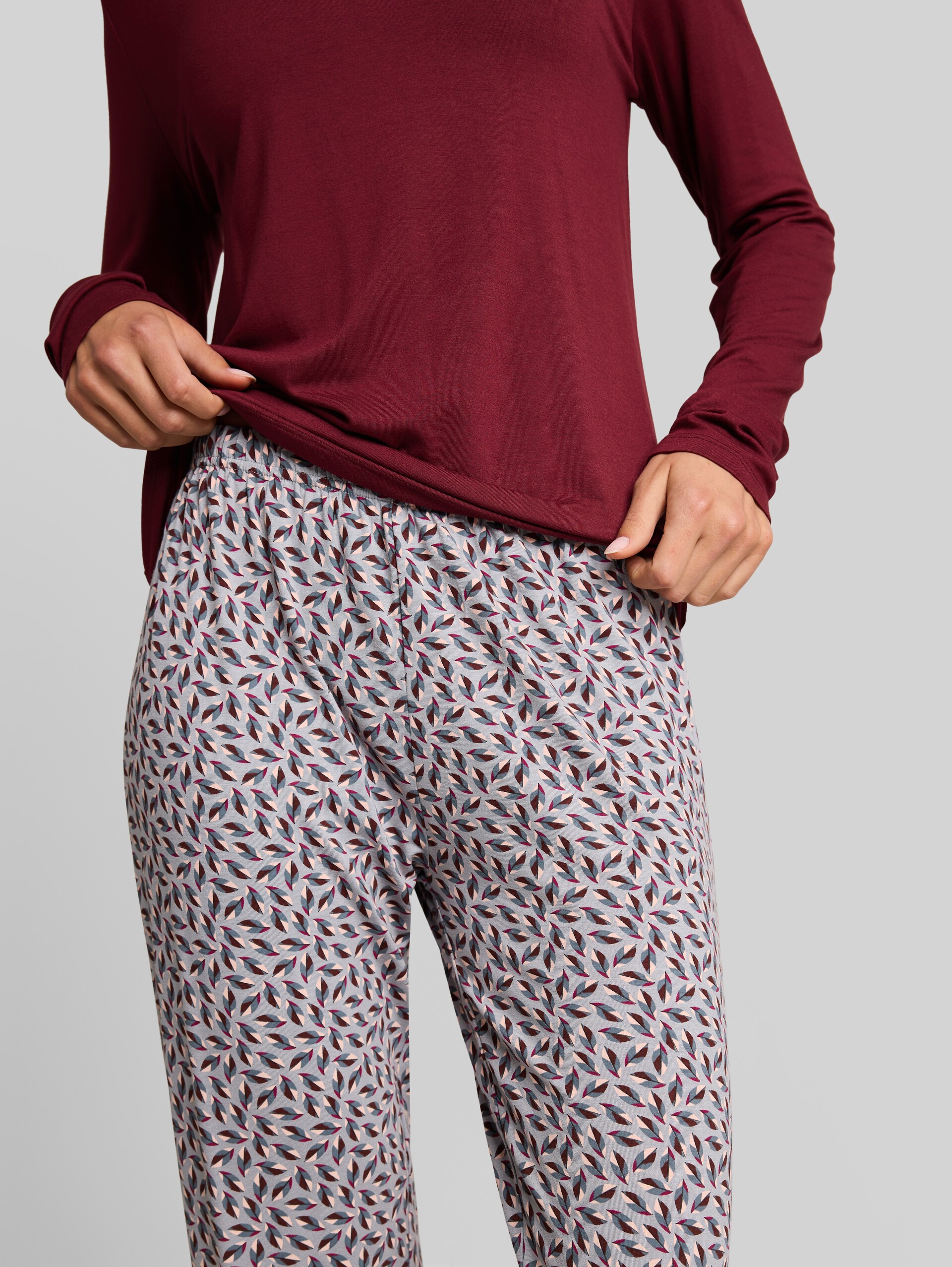 Pyjama-Set mit Allover-Print - red-medium-allover - Detail-Model-Ansicht