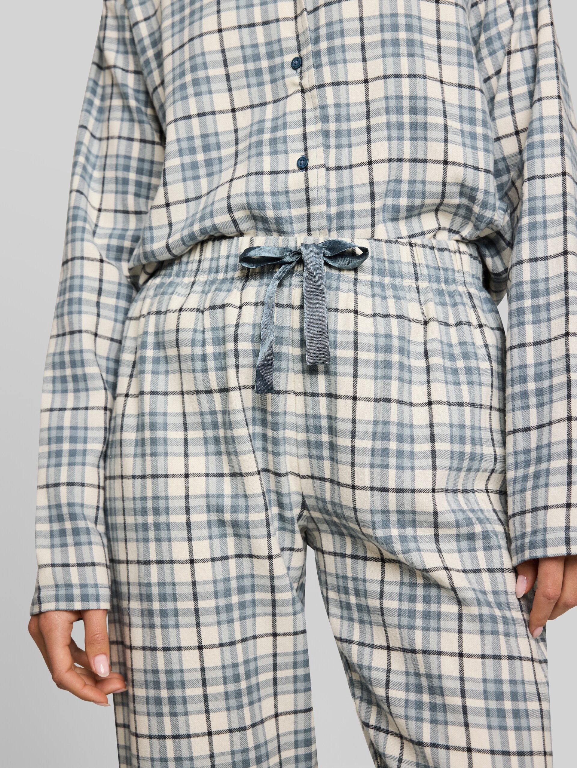 Pyjama-Set mit Karomuster aus Baumwolle - green-medium-check - Detail-Model-Ansicht