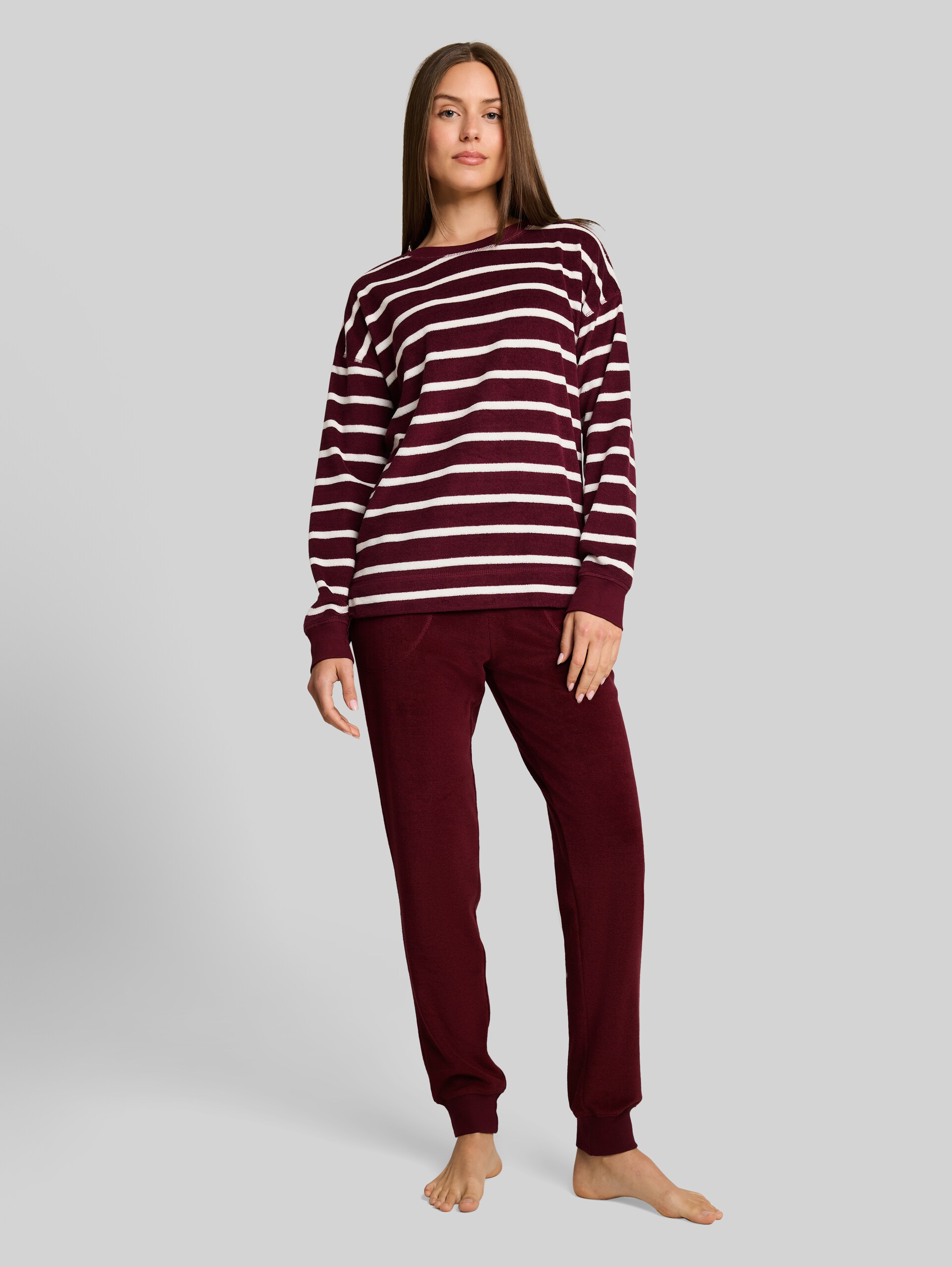 Pyjamaset van badstof - red stripes - zijaanzicht model