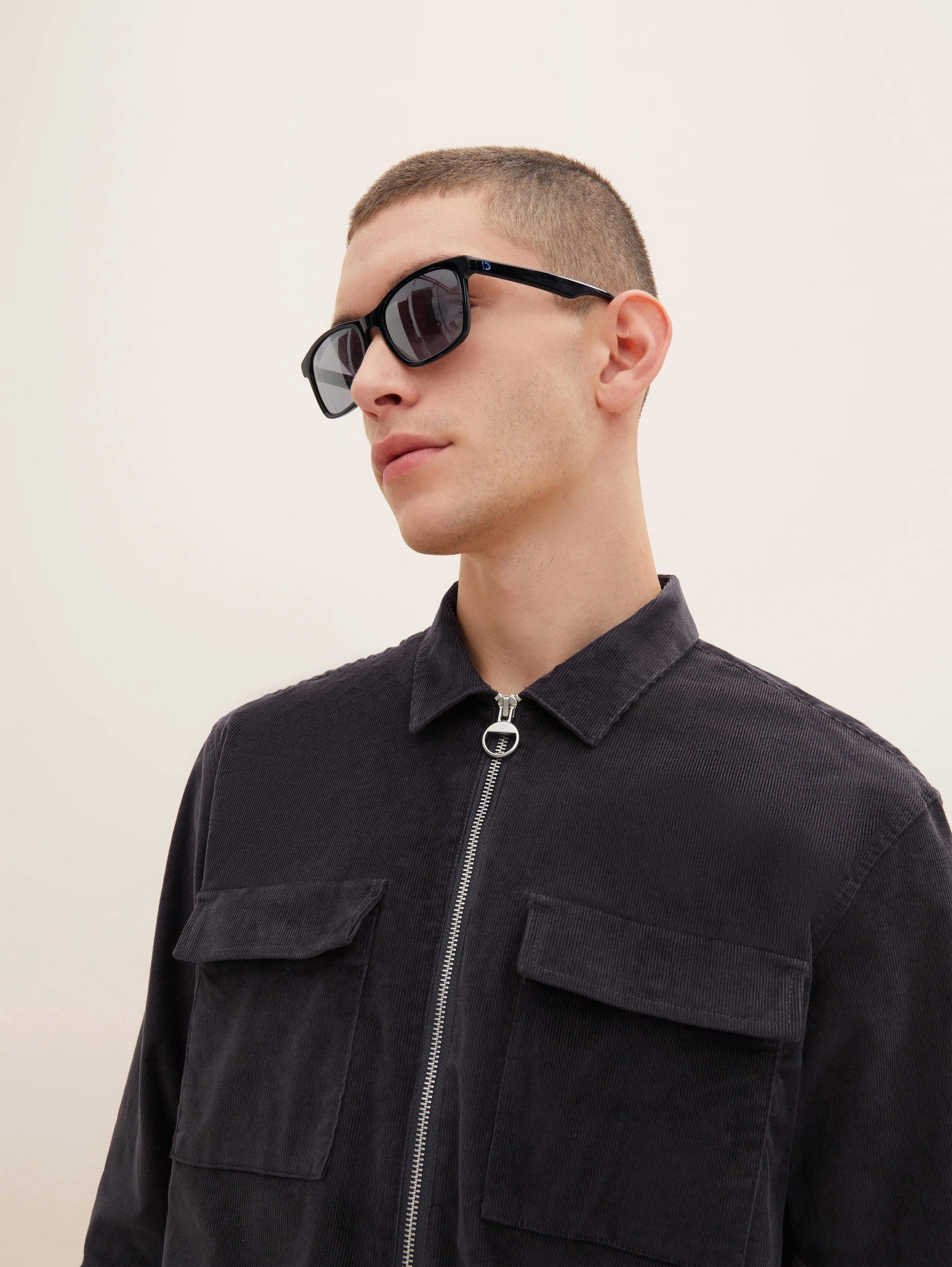 Herrensonnenbrille - schwarz - Ausschnitt seitliche Model-Ansicht