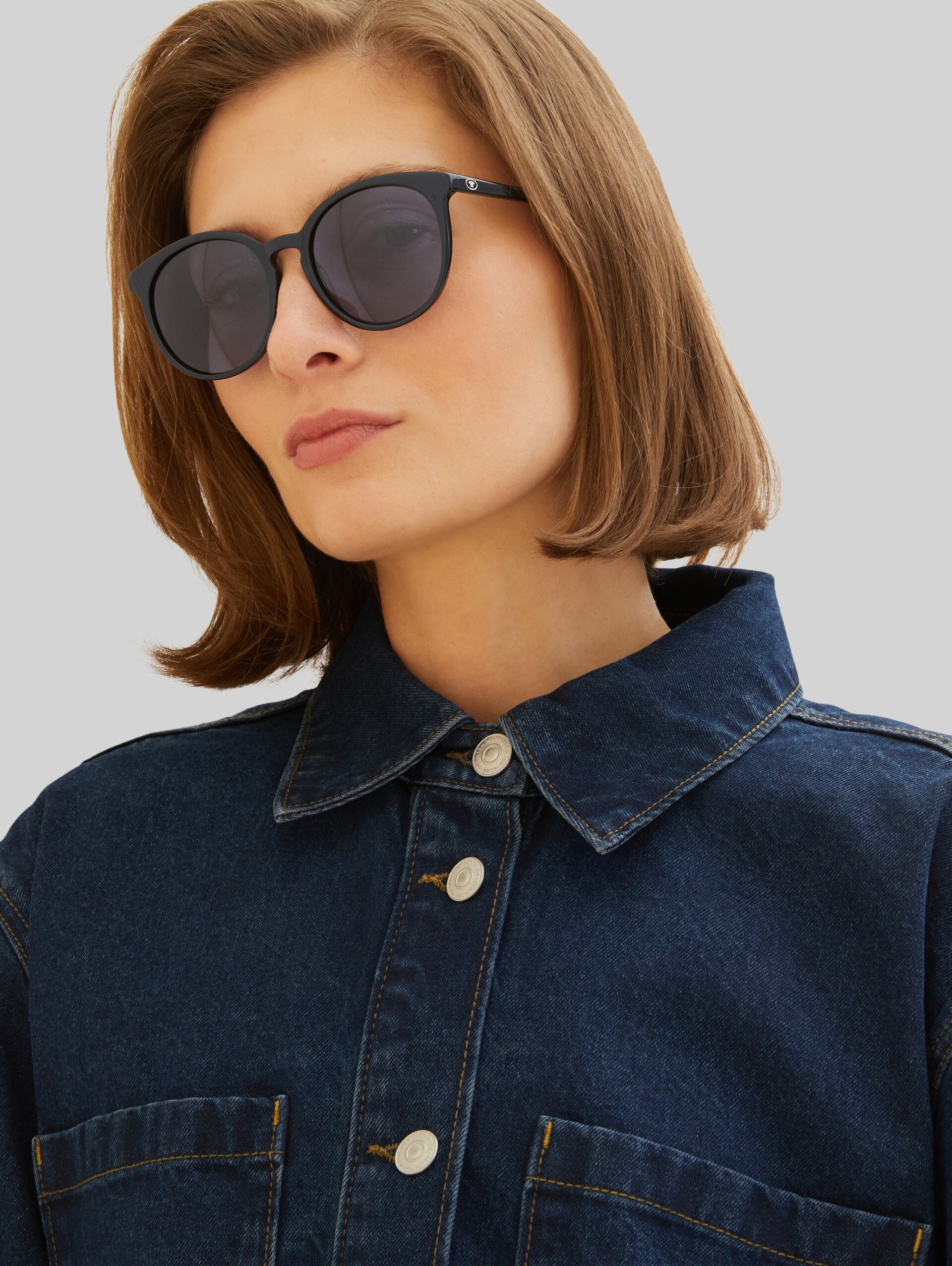 Retro sunglasses - schwarz - Neckline side model view